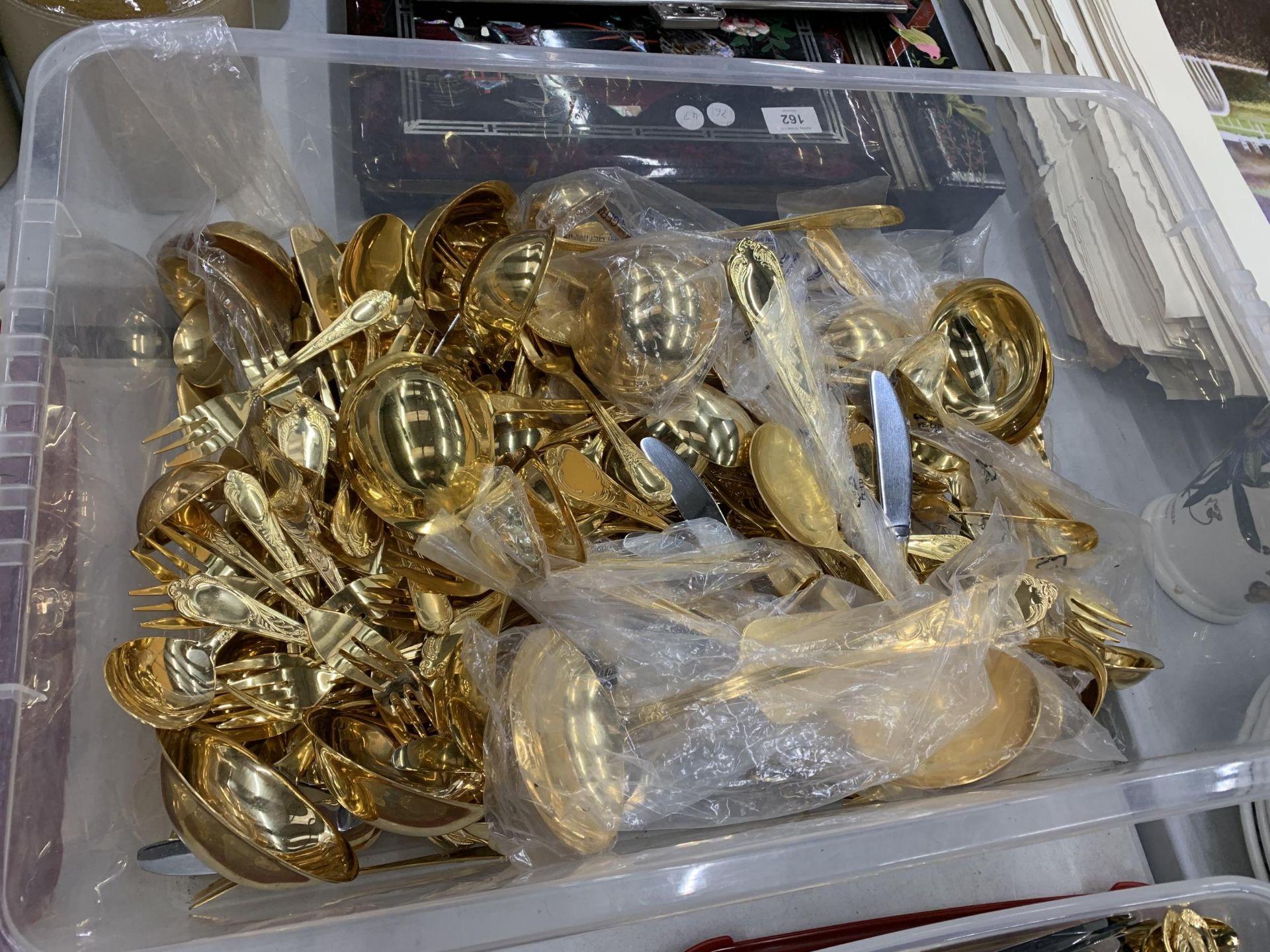 A VERY LARGE QUANTITY OF GOLD PLATED FLATWARE - Image 6 of 7