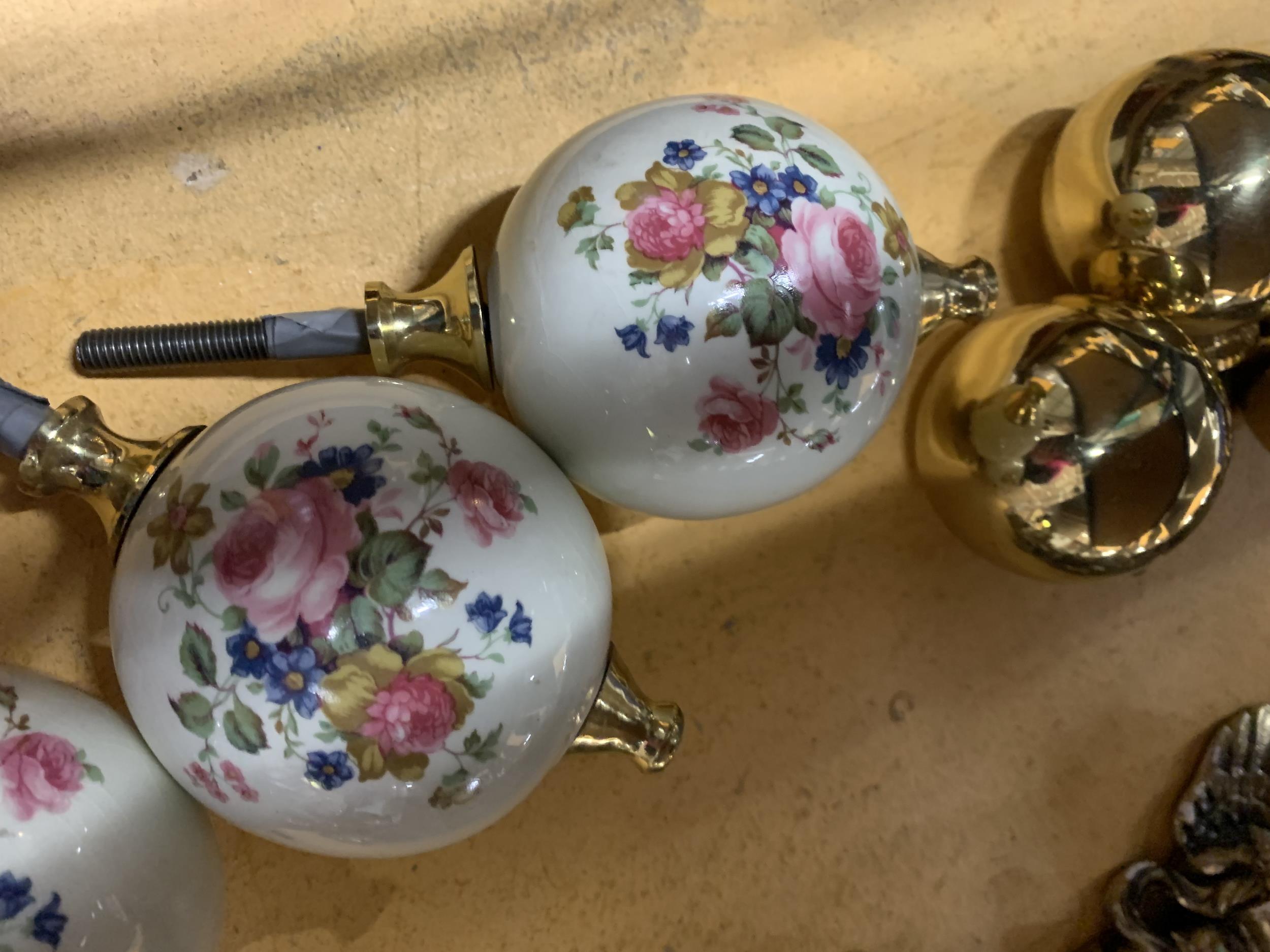 TWO SETS OF BED KNOBS TO INCLUDE BRASS AND FLORAL CERAMIC - Image 3 of 4