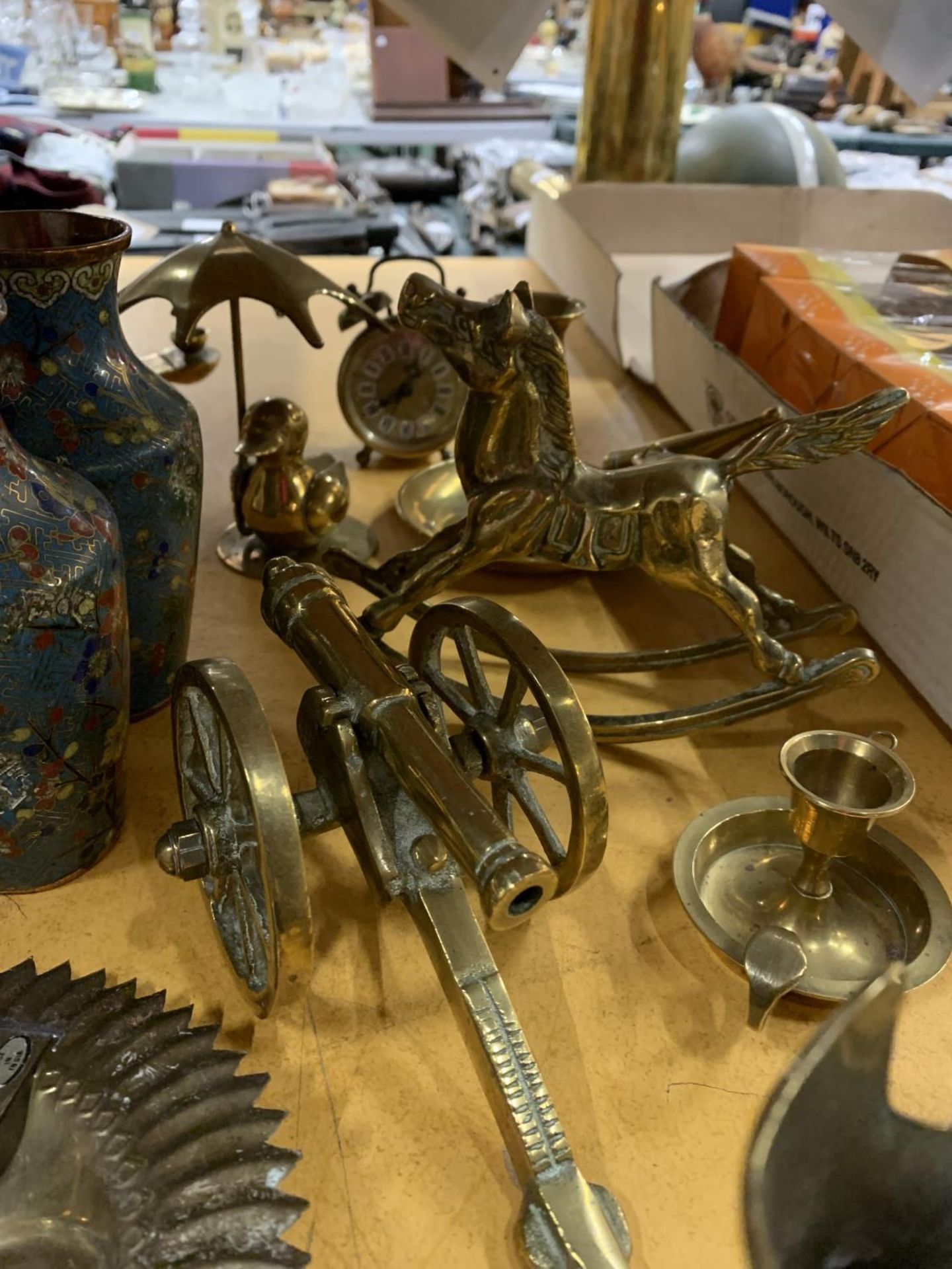 A LARGE QUANTITY OF BRASSWARE TO INCLUDE A PAIR OF CLOISONNE VASES (A/F - DENTED), CANNON, ROCKING - Image 4 of 5