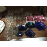 A QUANTITY OF GLASSWARE TO INCLUDE BOWLS, SHERRY, LICQUER, ETC