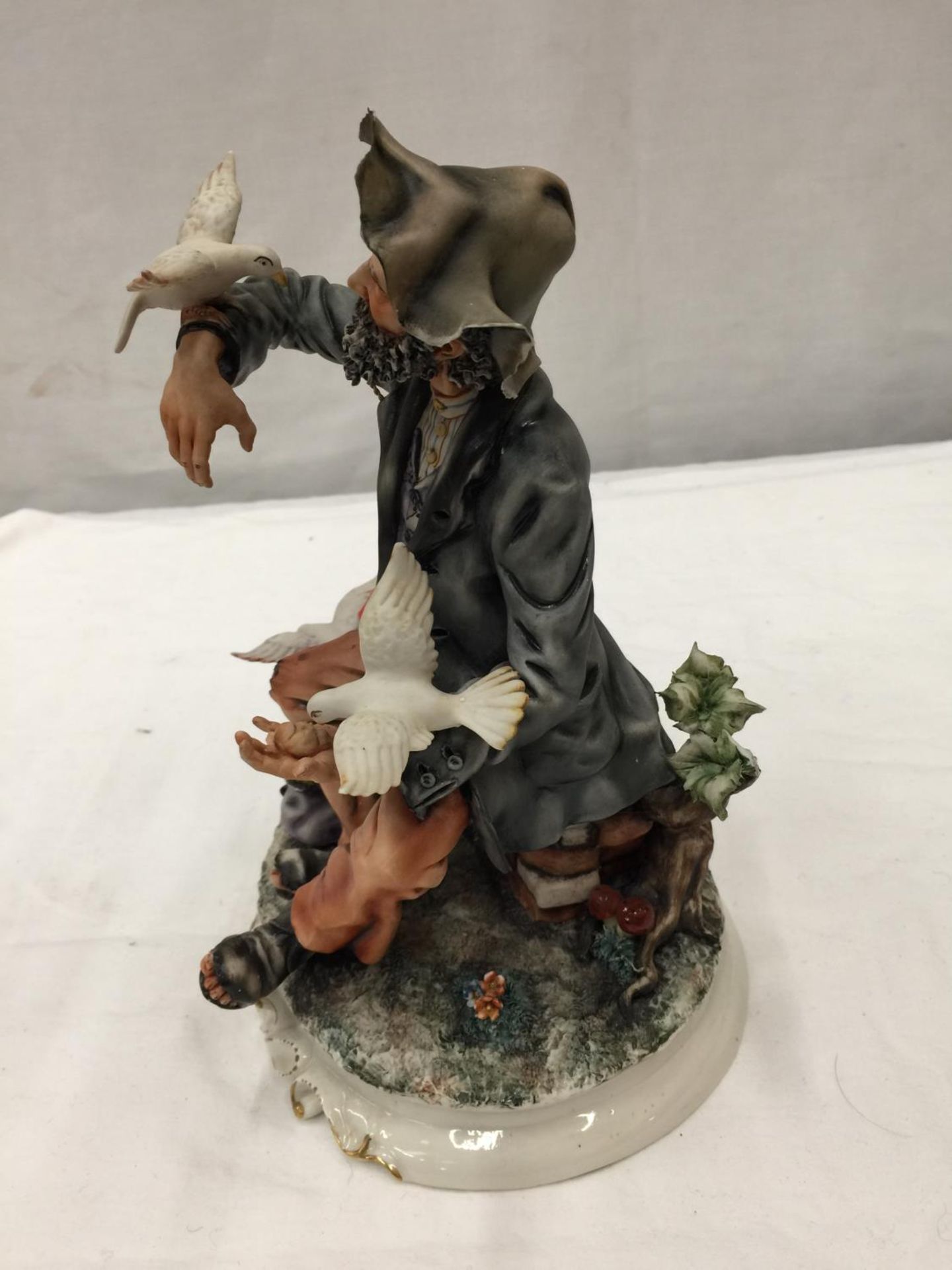 A CAPODIMONTE PORCELAIN FIGURE OF A SEATED MAN FEEDING DOVES A/F - Image 2 of 4
