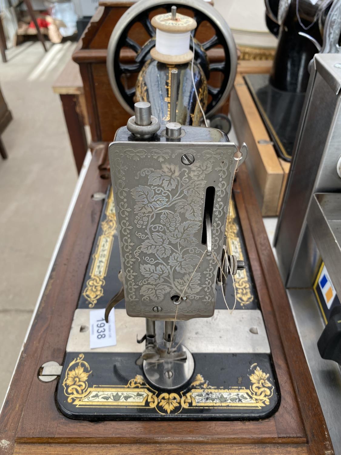 A VINTAGE SINGER SEWING MACHINE WITH WOODEN CARRY CASE - Image 4 of 7