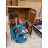 A VINTAGE WOODEN TOOL CABINET AND AN ASSORTMENT OF POWER TOOLS TO INCLUDE A BLACK AND DECKER DRILL