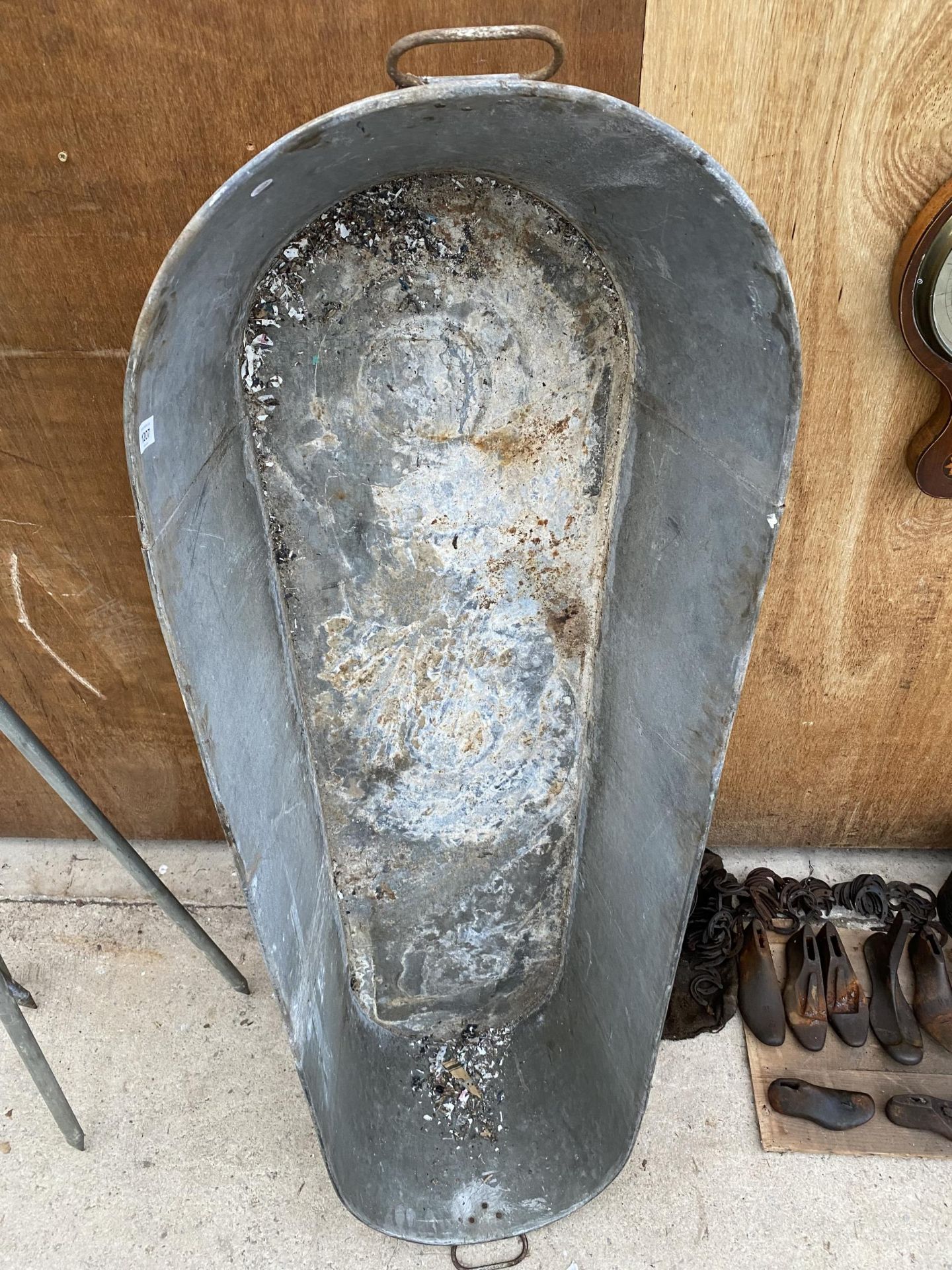 A VINTAGE GALVANISED TIN BATH WITH TWIN HANDLES (L:148CM) - Image 2 of 2