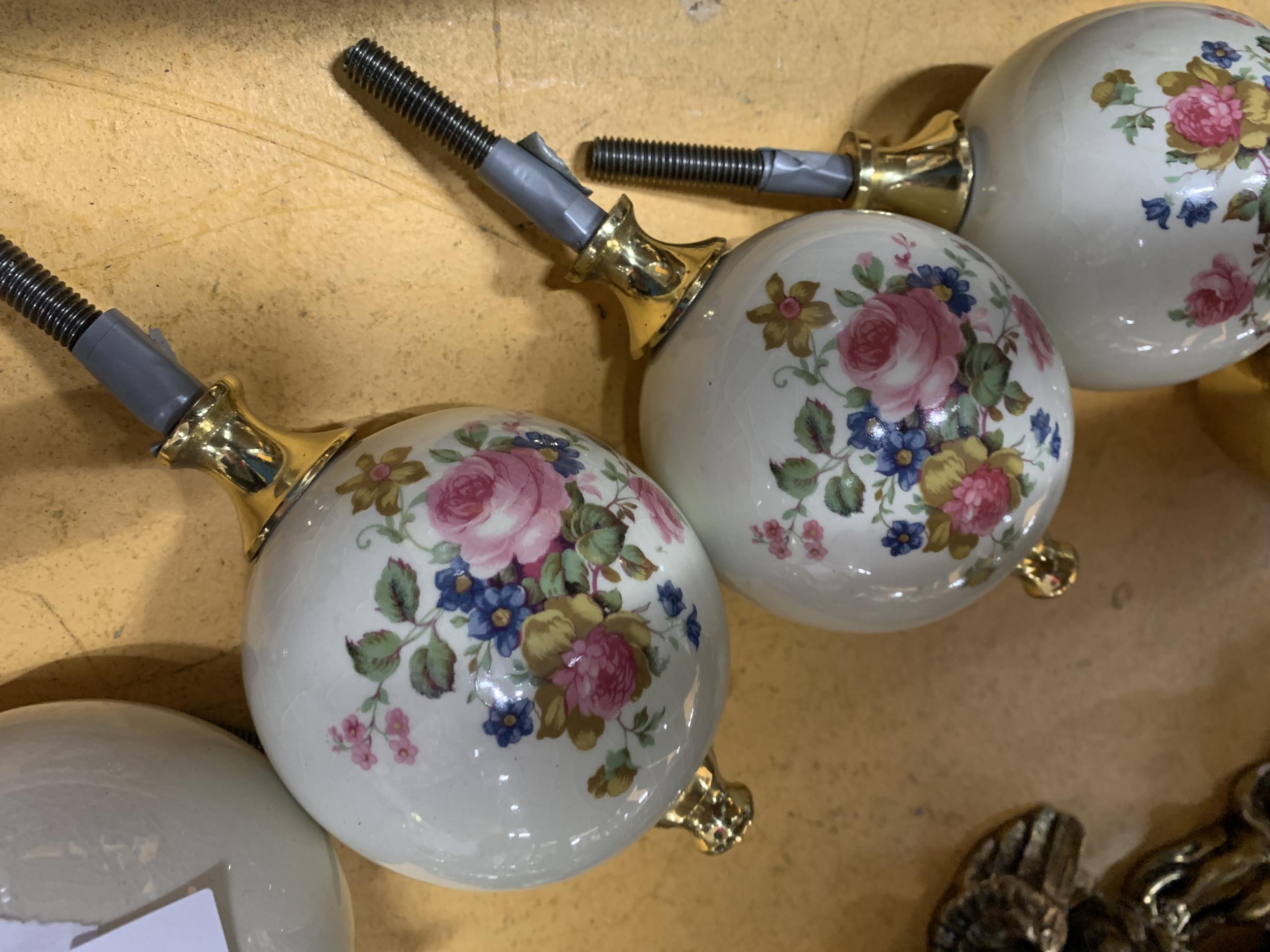 TWO SETS OF BED KNOBS TO INCLUDE BRASS AND FLORAL CERAMIC - Image 2 of 4