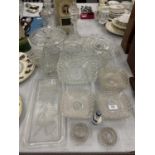 A LARGE COLLECTION OF GLASSWARE TO INCLUDE CAKE STANDS, BOWLS, DECANTER ETC.