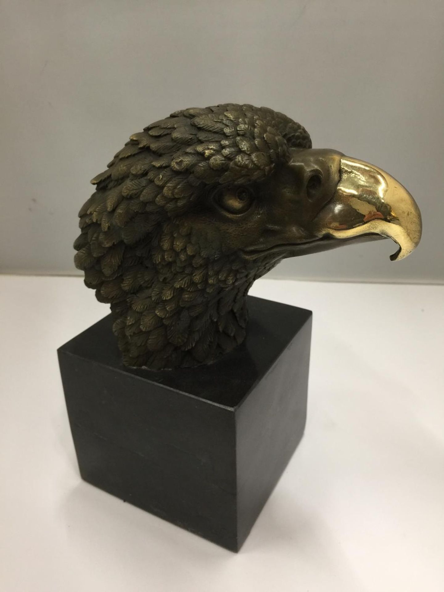 A BRONZE AMERICAN EAGLE BUST ON A MARBLE BASE HEIGHT 21CM - Image 2 of 4