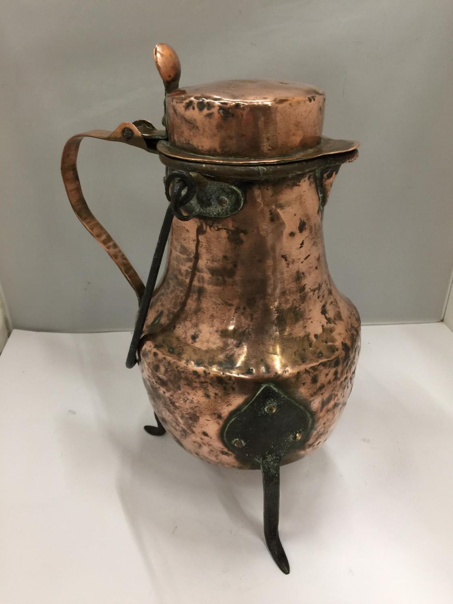 A VINTAGE COPPER POT WITH THREE IRON LEGS AND A HANDLE 34CM HIGH - Image 2 of 3