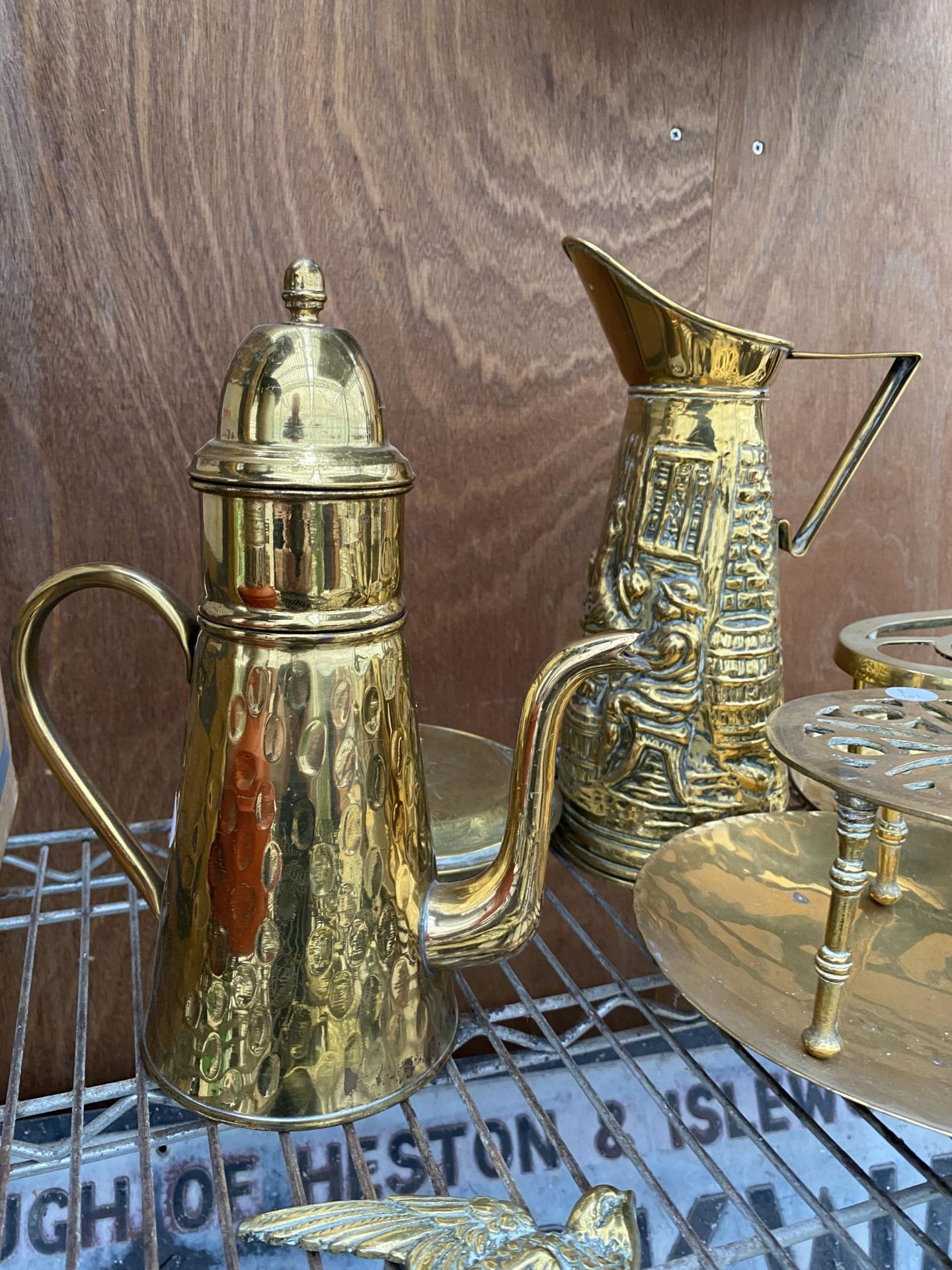 A LARGE QUANTITY OF BRASS ITEMS TO INCLUDE TRIVET STANDS, JUGS AND KETTLES ETC - Image 3 of 5