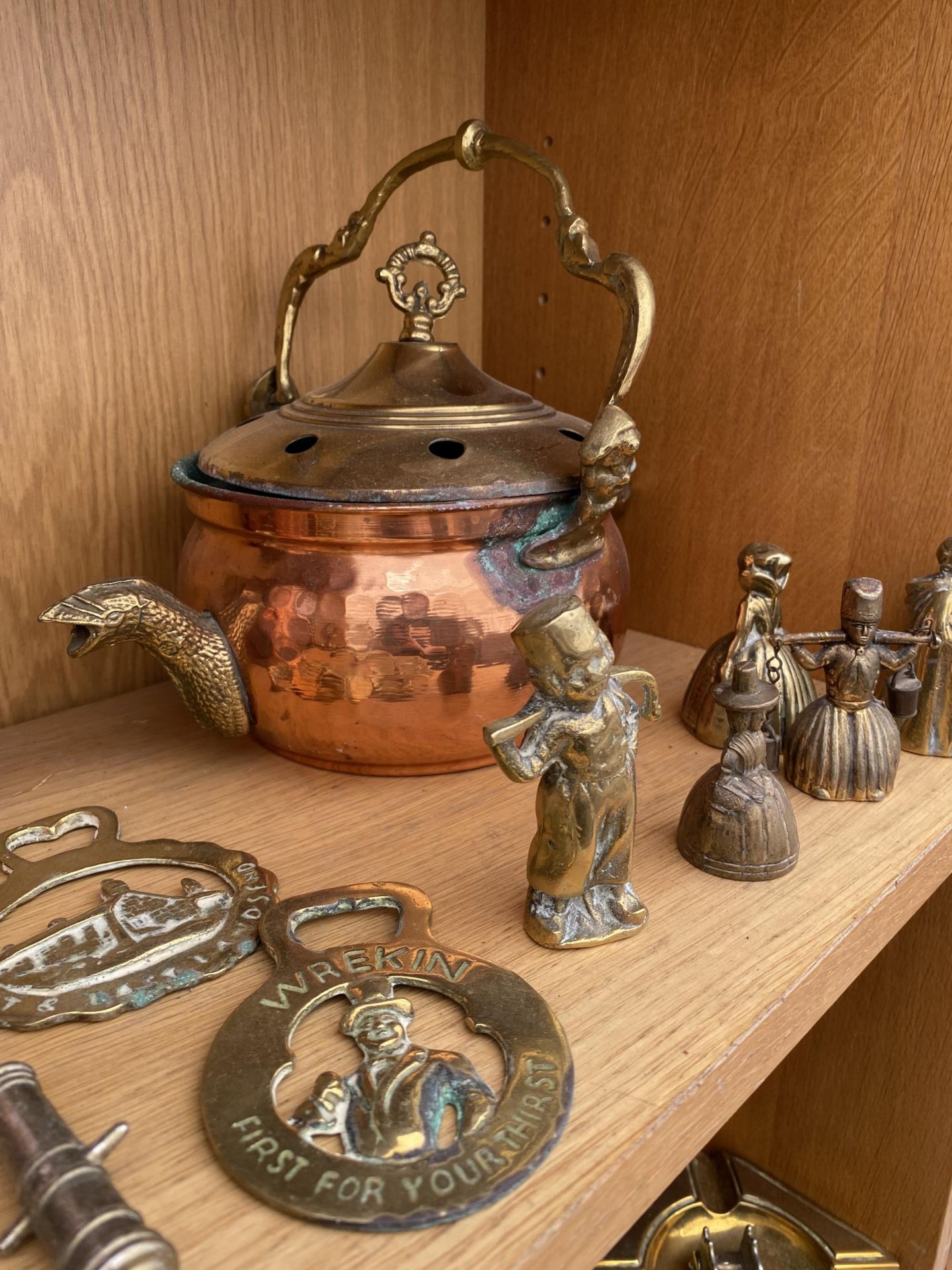 AN ASSORTMENT OF BRASS AND COPPER WARE TO INCLUDE TWO LIDDED POTS, BELLS AND HORSE BRASSES ETC - Image 2 of 3