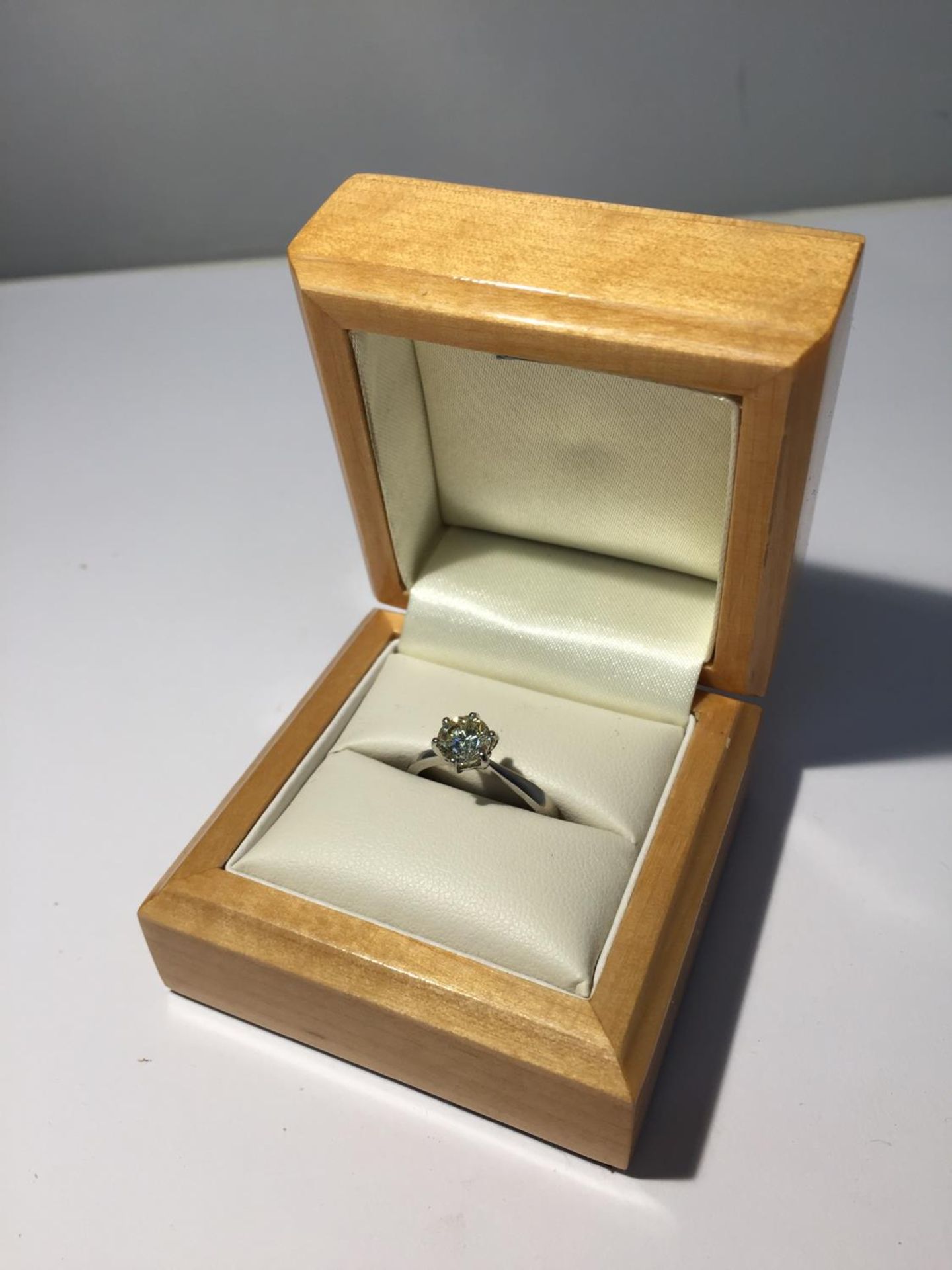 A PLATINIUM RING WITH A DIAMOND SOLITAIRE I CARAT SI1 K COLOUR SIZE M/N IN A PRESENTATION BOX - Image 6 of 7