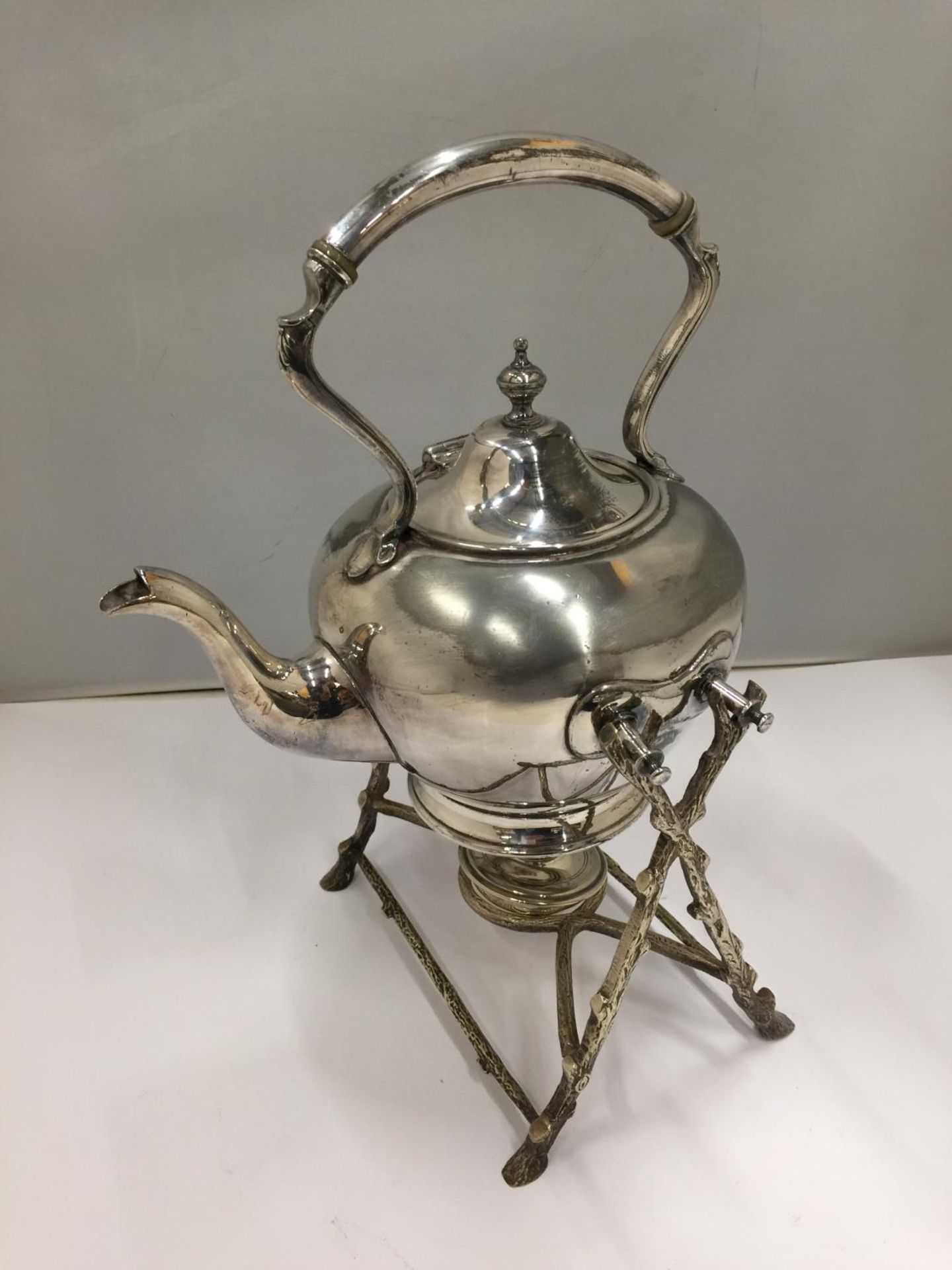 A SILVER PLATED KETTLE ON A STAND WITH SPIRIT BURNER - Image 2 of 5