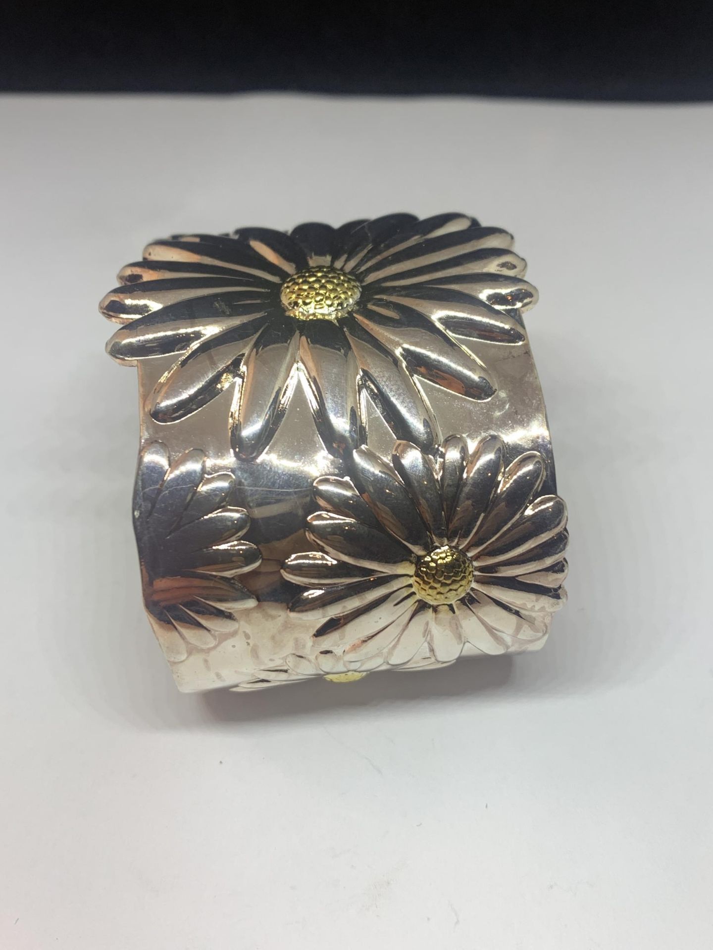 A MARKED 925 HEAVY BANGLE WITH SUNFLOWER DESIGN - Image 3 of 3