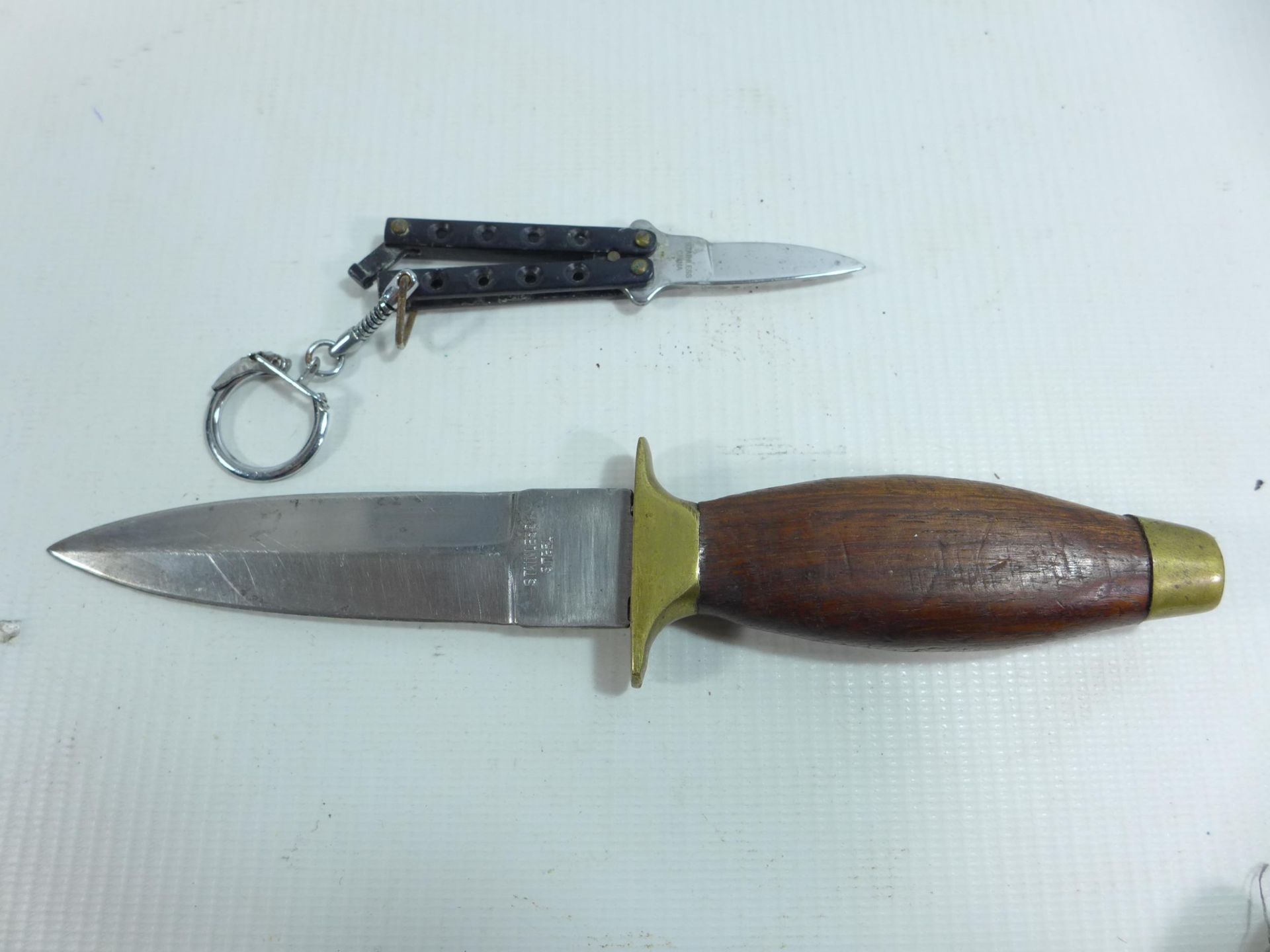 A SMALL FOLDING KNIFE, LENGTH OF BLADE 3.5CM, FURTHER KNIFE, LENGTH OF BLADE 10CM (2)