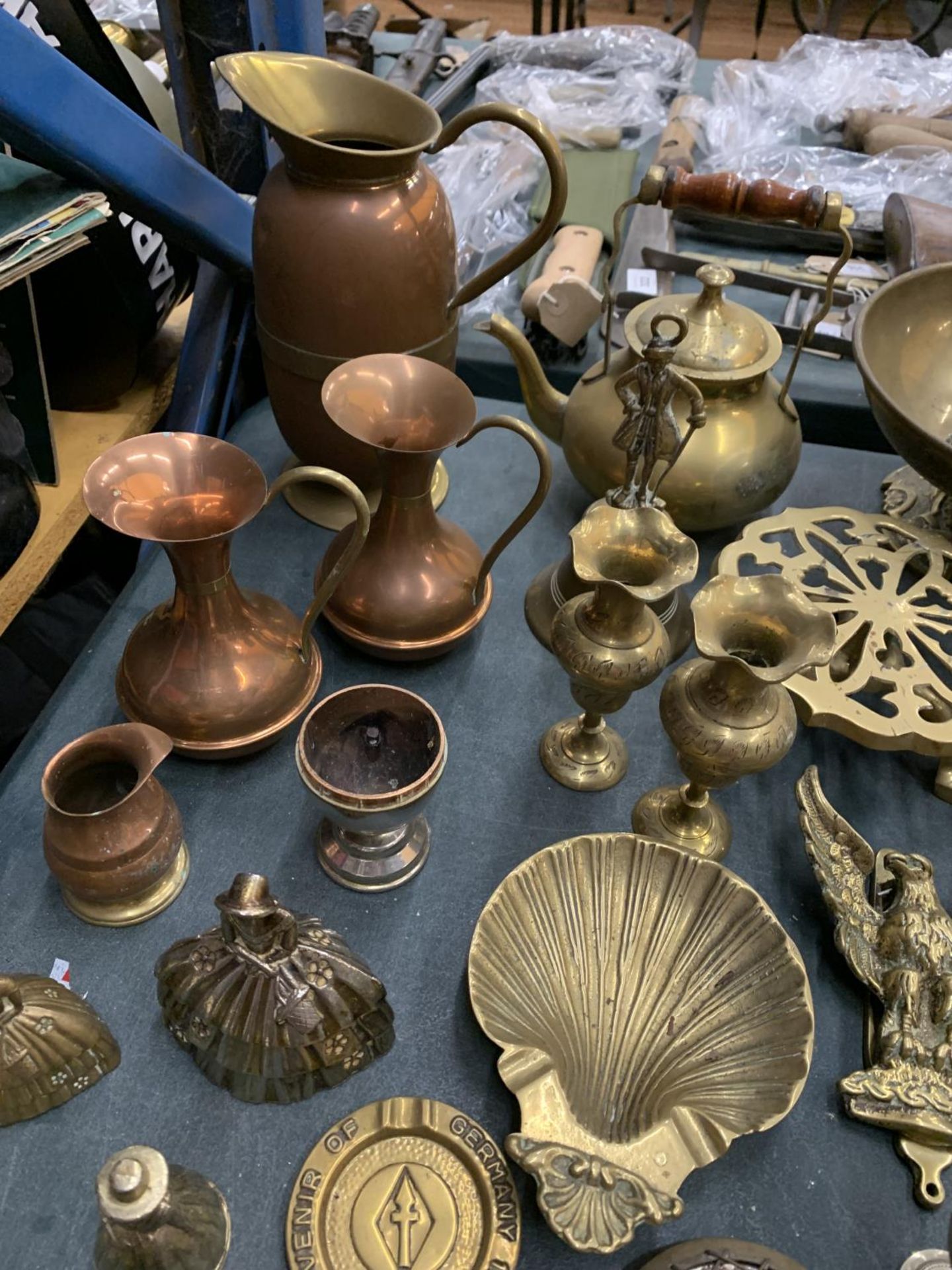 A LARGE COLLECTION OF BRASS AND COPPER WARE TO INCLUDE TRIVETS, BELLS, BOWLS, HORSE BRASSES ETC. - Image 6 of 7
