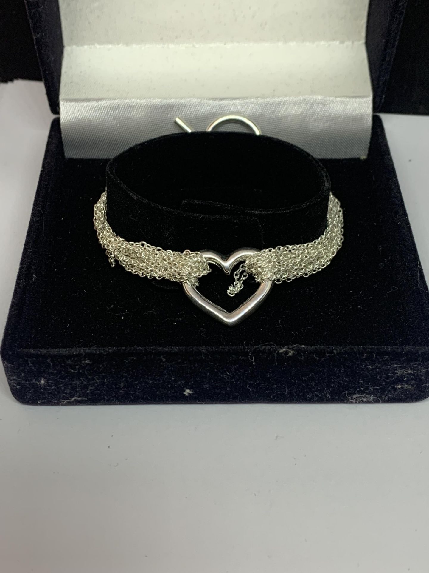 A SILVER HEART BRACELET IN A PRESENTATION BOX - Image 5 of 5