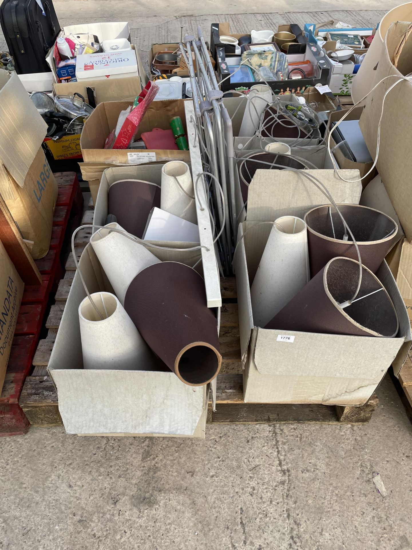 AN ASSORTMENT OF HOUSHOLD CLEARANCE ITEMS TO INCLUDE LIGHT FITTINGS AND SHADES ETC