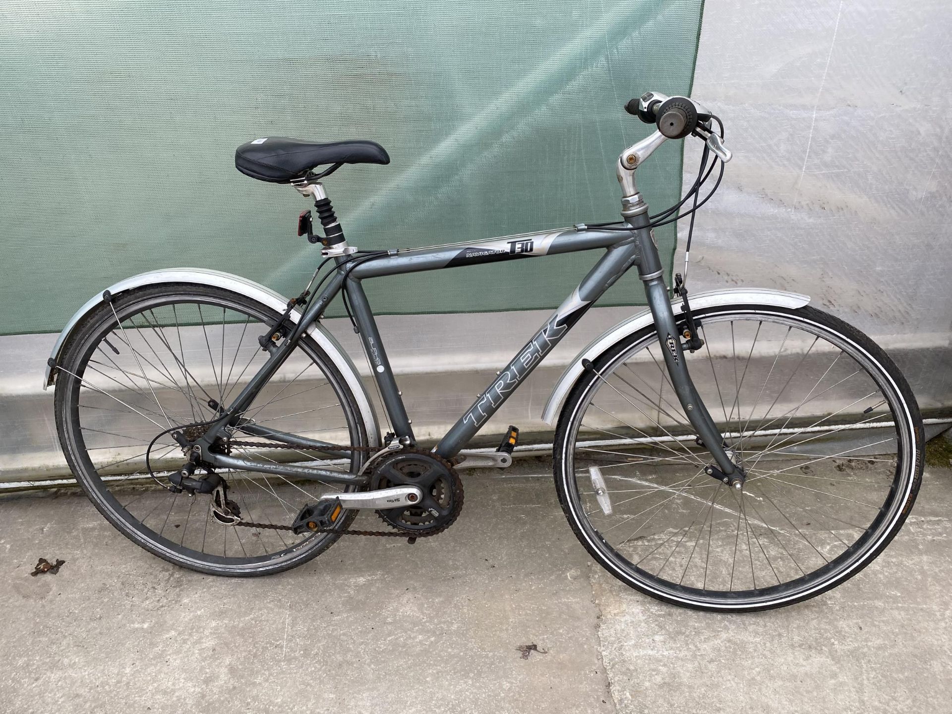 A GENTS TREX NAVIGATOR BIKE WITH 18 SPEED SHIMANO GEAR SYSTEM