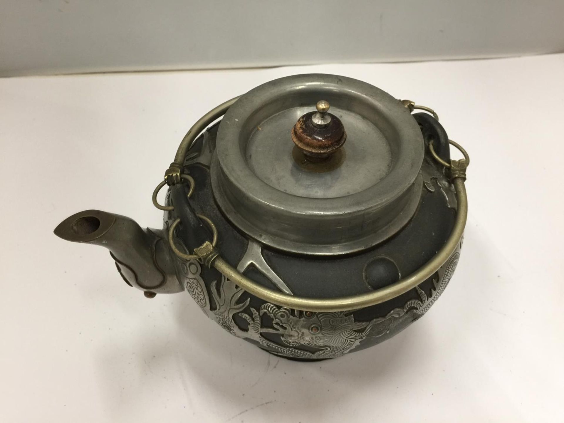 A WHITE METAL ORIENTAL TEAPOT WITHBA STAMPED TO BASE - Image 3 of 4