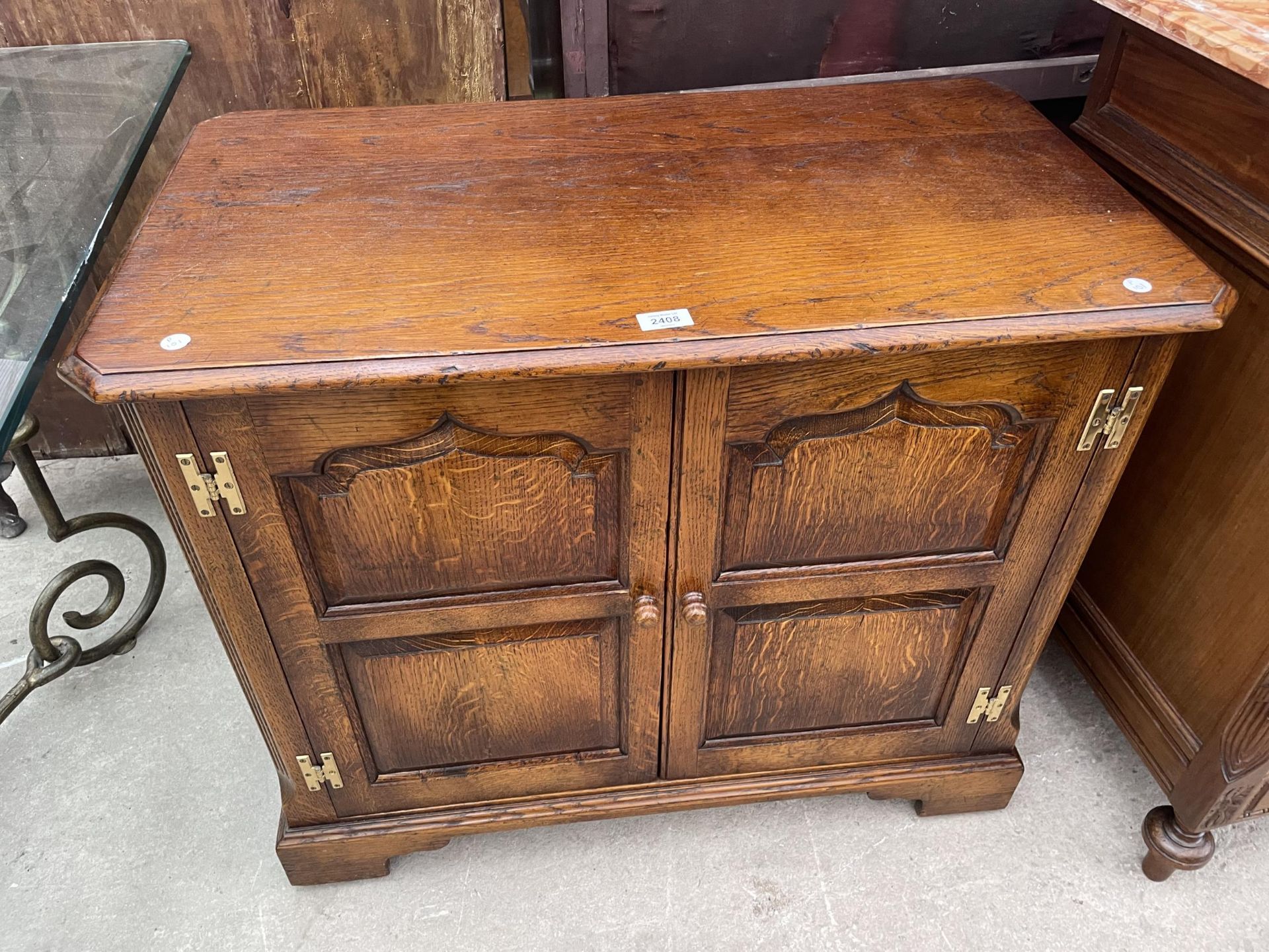 AN ANTIQUE STYLE 'THE BURLEY BUTLER' HOSTESS TROLLEY WITH THREE ROYAL WORCESTER GOLD AND WHITE