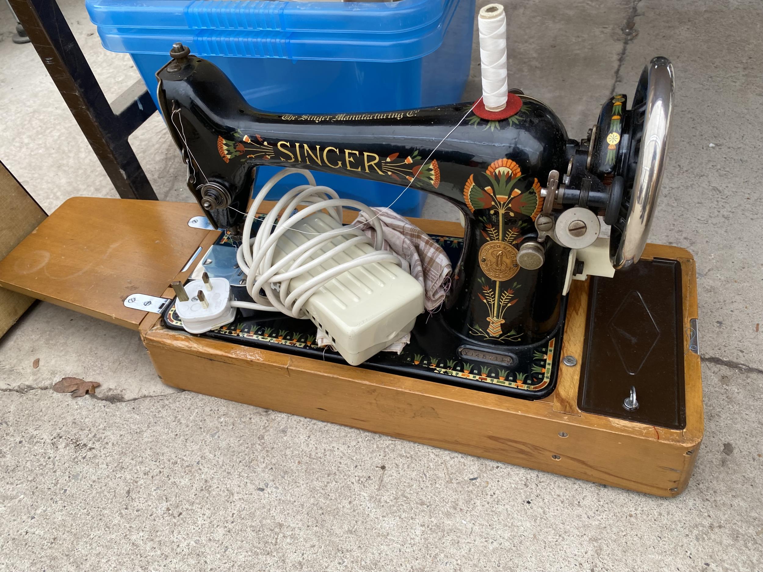 A RETRO SINGER SEWING MACHINE WITH FOOT PEDAL AND CARRY CASE