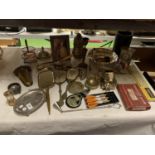 A LARGE COLLECTION OF SILVER PLATE AND BRASS ITEMS TO INCLUDE DRESSING TABLE PIECES, TRAYS, PHOTO