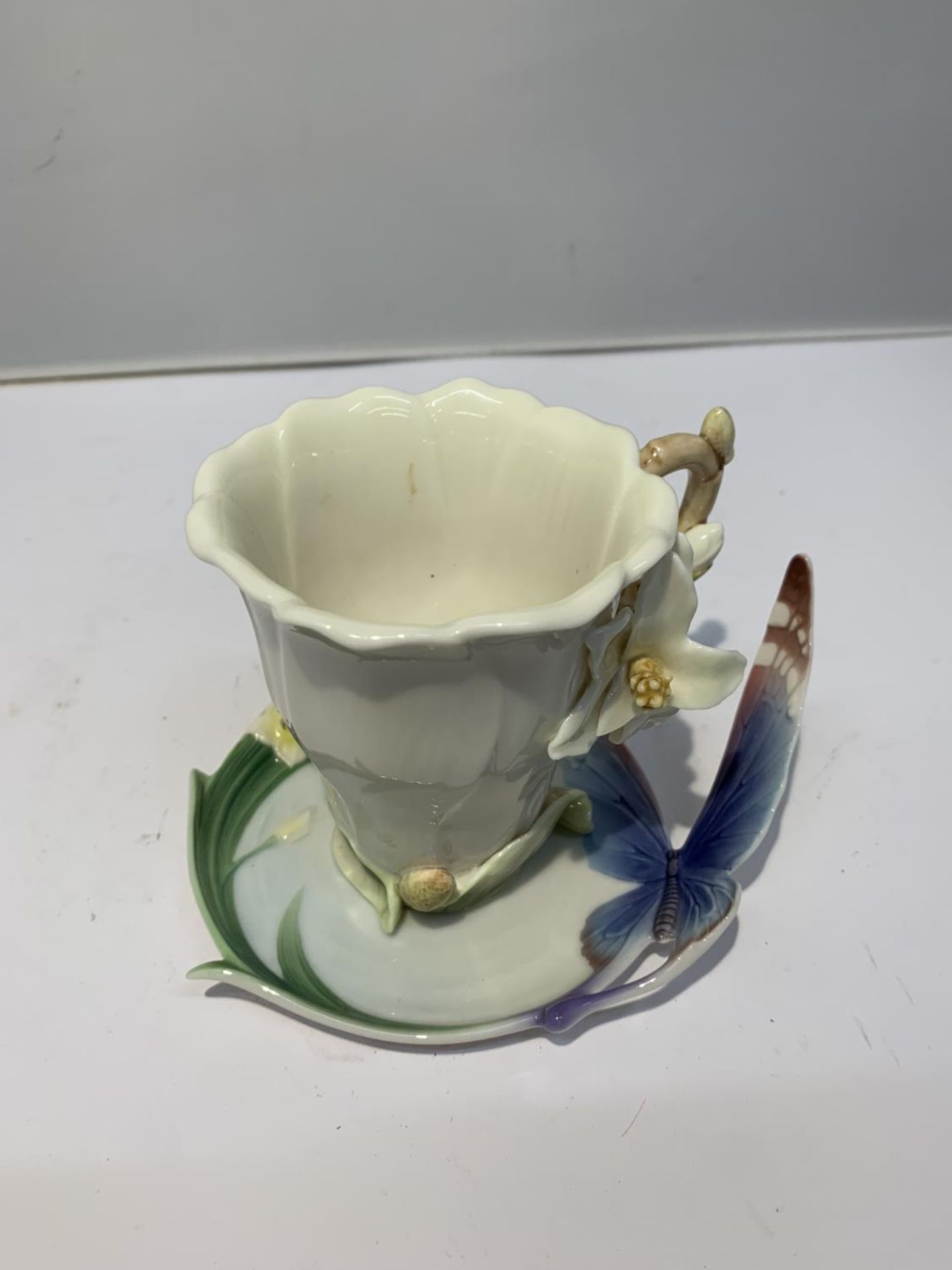 A BAYMARK AUSTRALIA GARDEN THEMED TEACUP AND SAUCER - Image 2 of 4