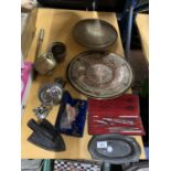 A COLLECTION OF ITEMS TO INCLUDE A VIN TAGE IRON, DECORATIVE BRASS CHARGER, BRASS POTS, HORSES