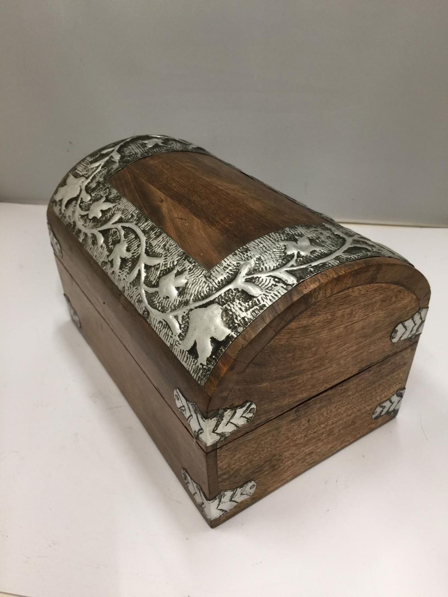 AN OAK DOMED TOP CHEST WITH WHITE METAL DECORATION 24CM X 16CM X 16CM - Image 2 of 3
