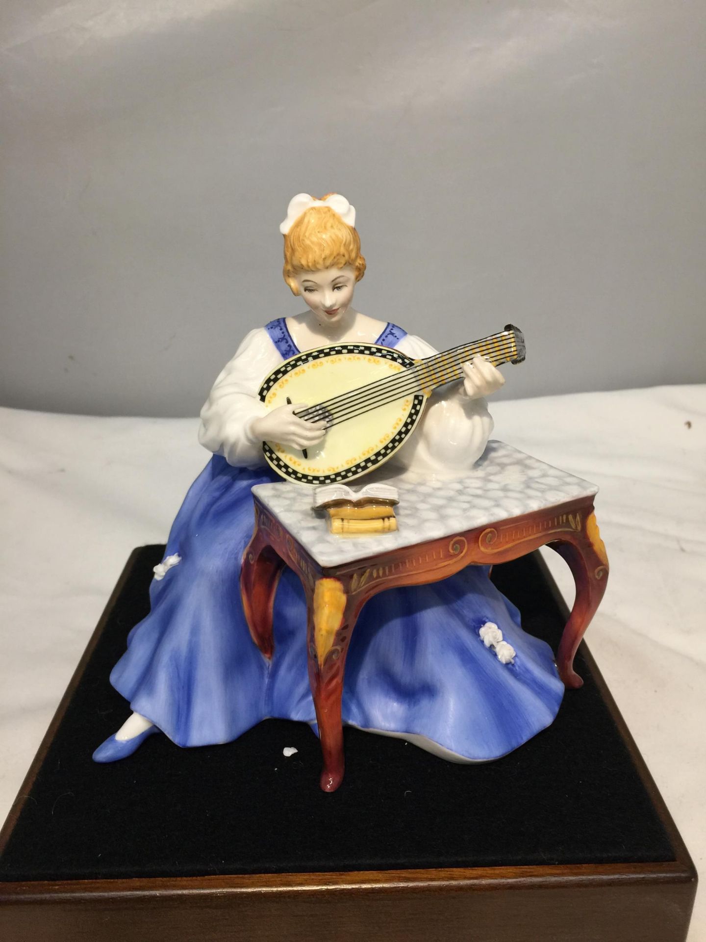 A ROYAL DOULTON FIGURINE, LUTE HN2431, MODELLED BY PEGGY DAVIES AS PART OF THE LADY MUSICIANS - Image 2 of 7