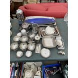 A LARGE ASSORTMENT OF STAINLESS STEEL KITCHEN ITEMS TO INCLUDE TRAYS, TANKARDS AND DESSERT BOWLS ETC