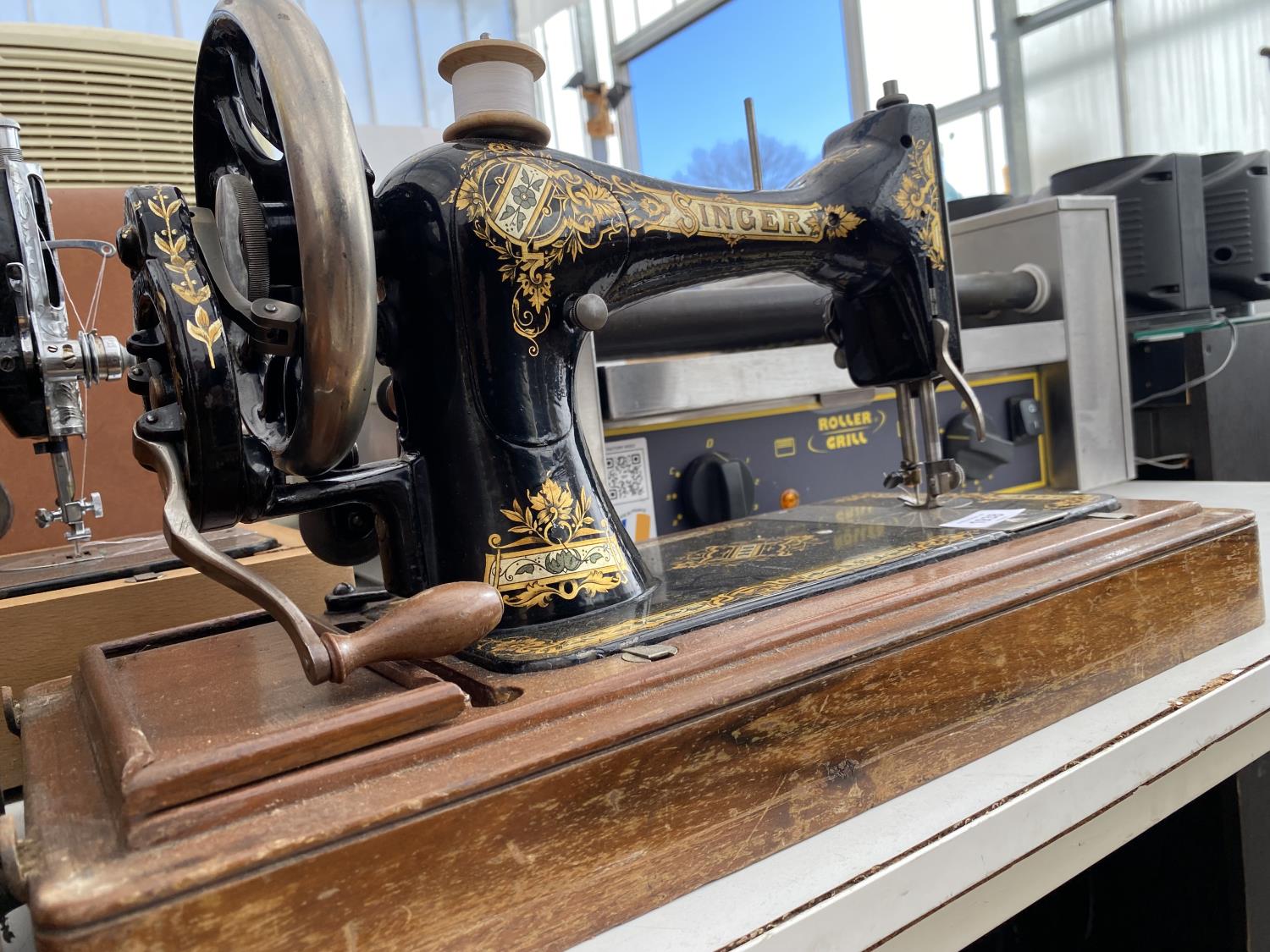 A VINTAGE SINGER SEWING MACHINE WITH WOODEN CARRY CASE - Image 2 of 7