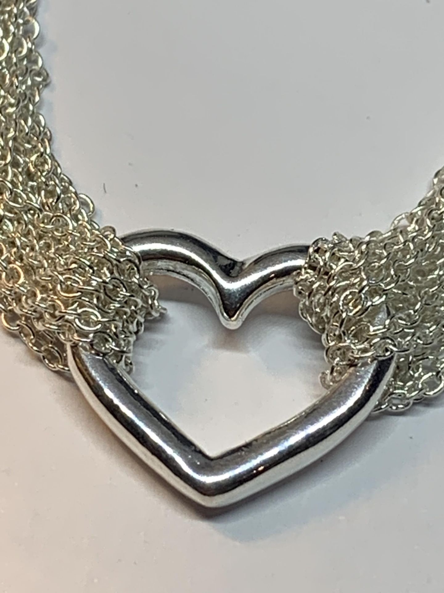 A SILVER HEART BRACELET IN A PRESENTATION BOX - Image 3 of 5