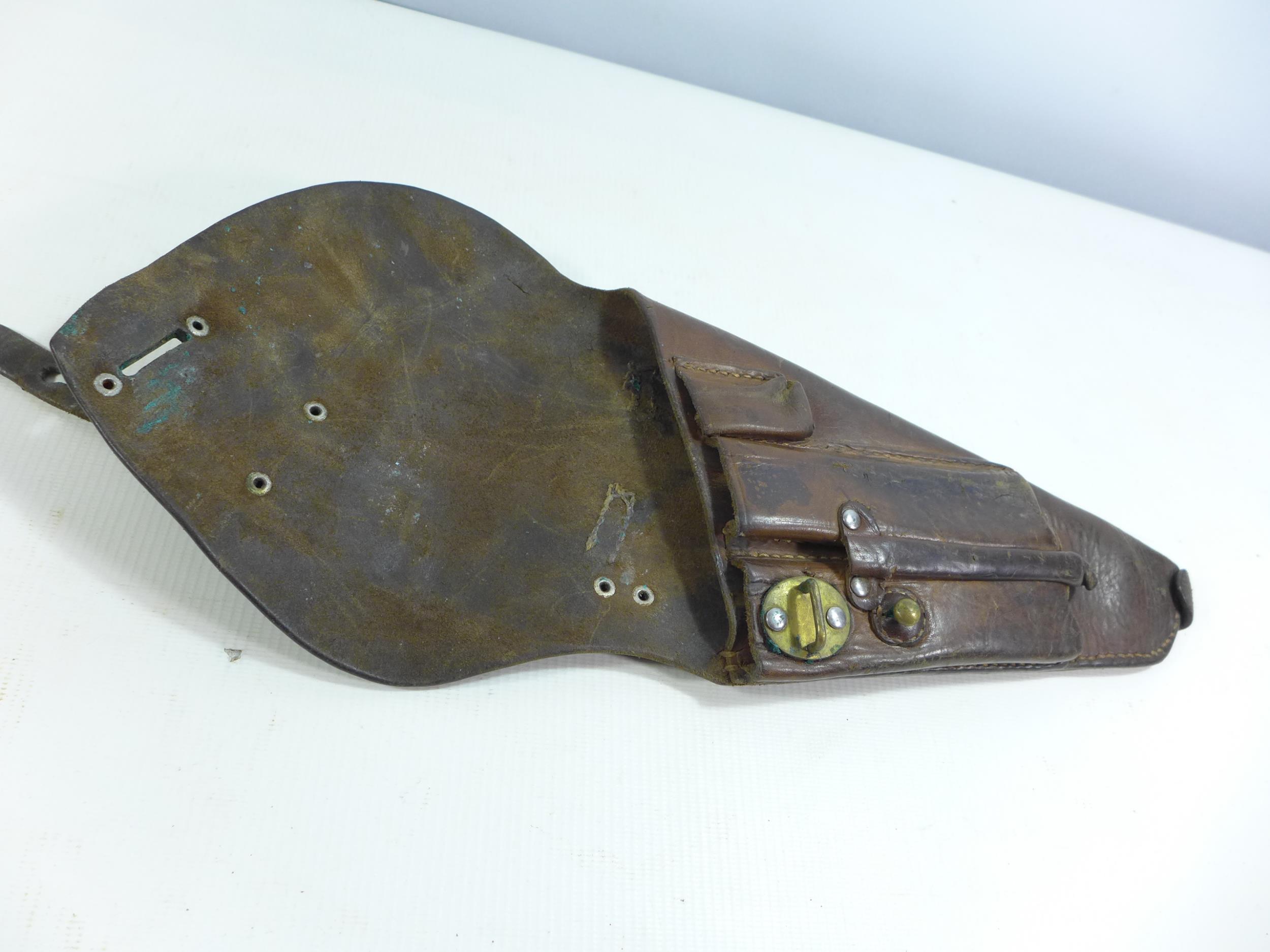 A MID 20TH CENTURY LEATHER PISTOL HOLSTER - Image 3 of 4