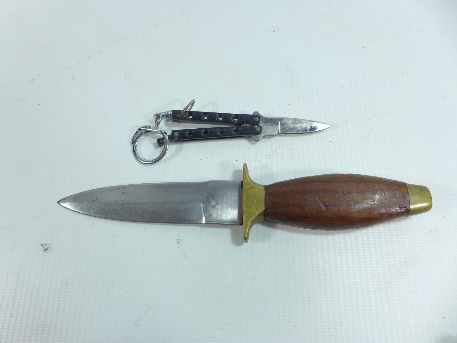 A SMALL FOLDING KNIFE, LENGTH OF BLADE 3.5CM, FURTHER KNIFE, LENGTH OF BLADE 10CM (2) - Image 2 of 3