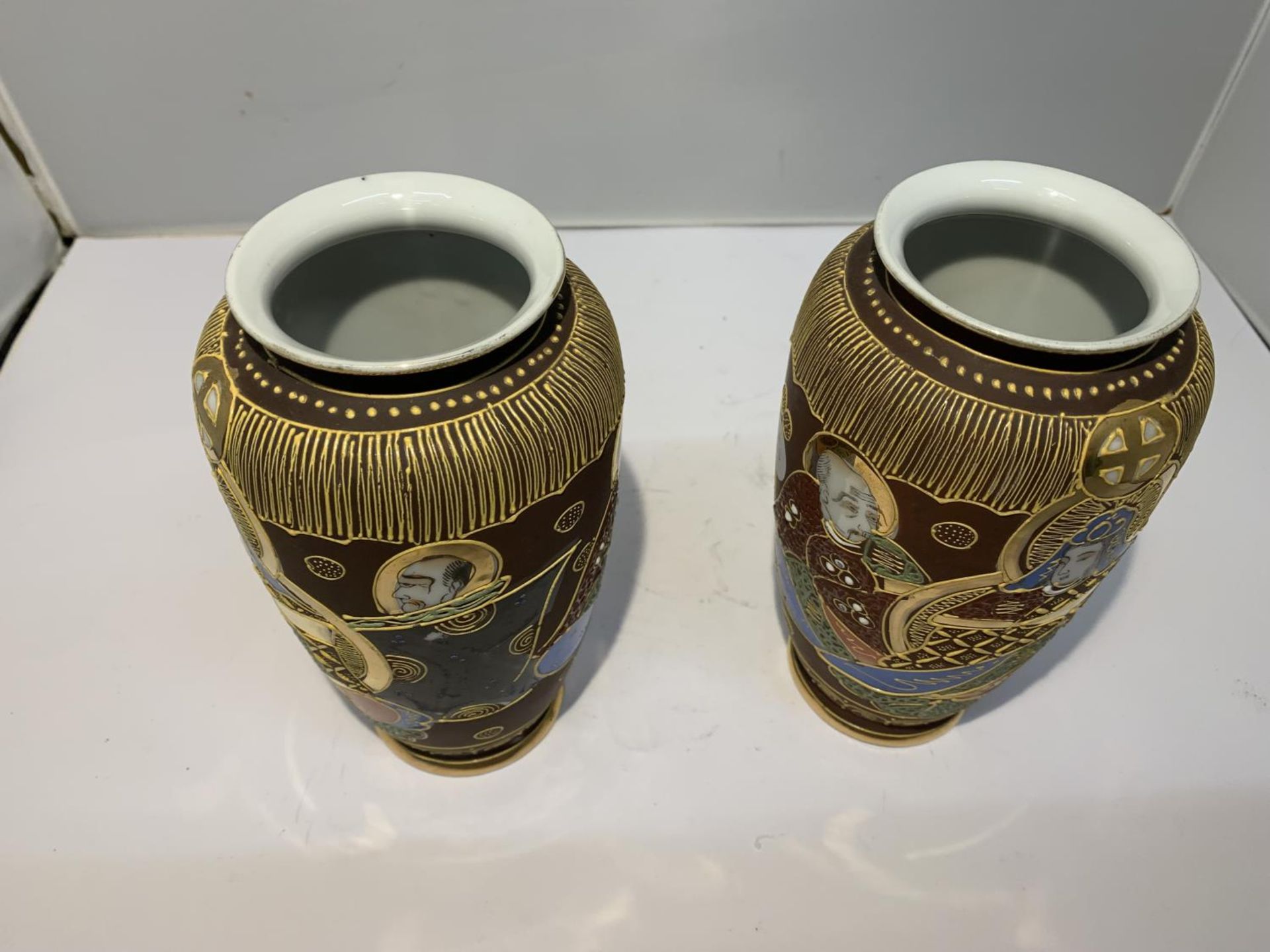 A PAIR OF SATSUMA VASES APPROXIMATE HEIGHT 7.25INCH - Image 4 of 5