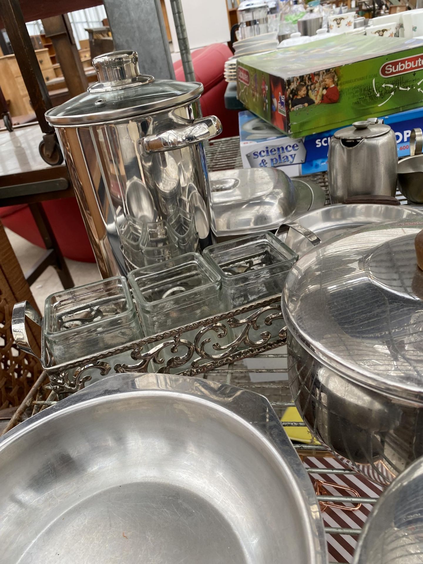 AN ASSORTMENT OF STAINLESS STEEL KITCHEN ITEMS TO INCLUDE PANS, TRAYS AND COFFEE POTS ETC - Image 3 of 3