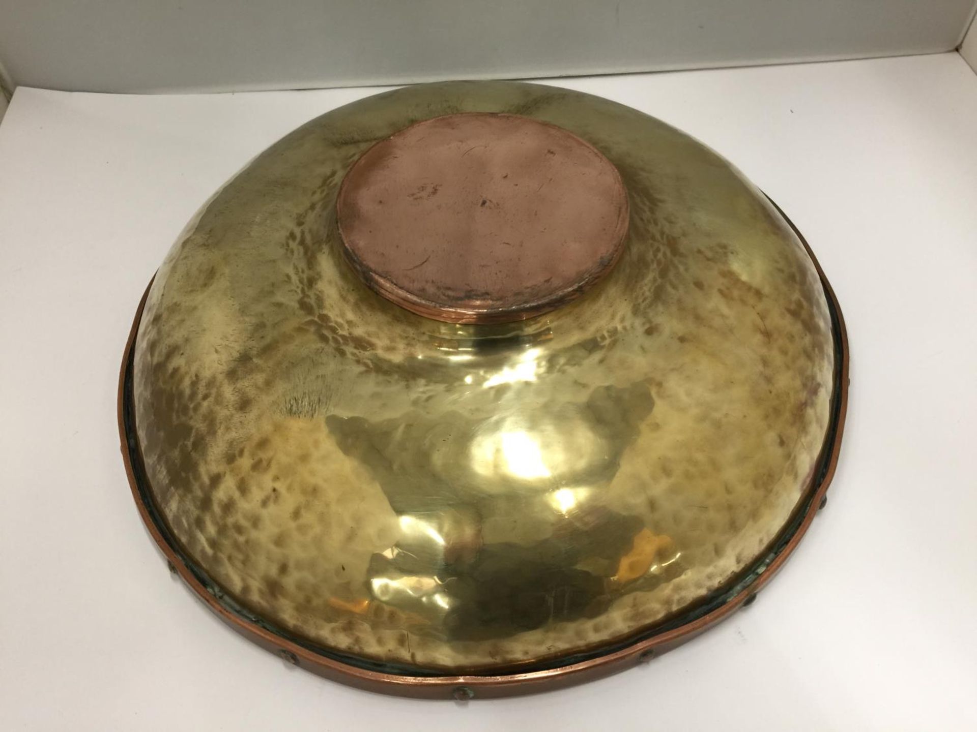 A LARGE BRASS BOWL WITH COPPER RIM AND BASE 35CM DIAMETER - Image 2 of 3