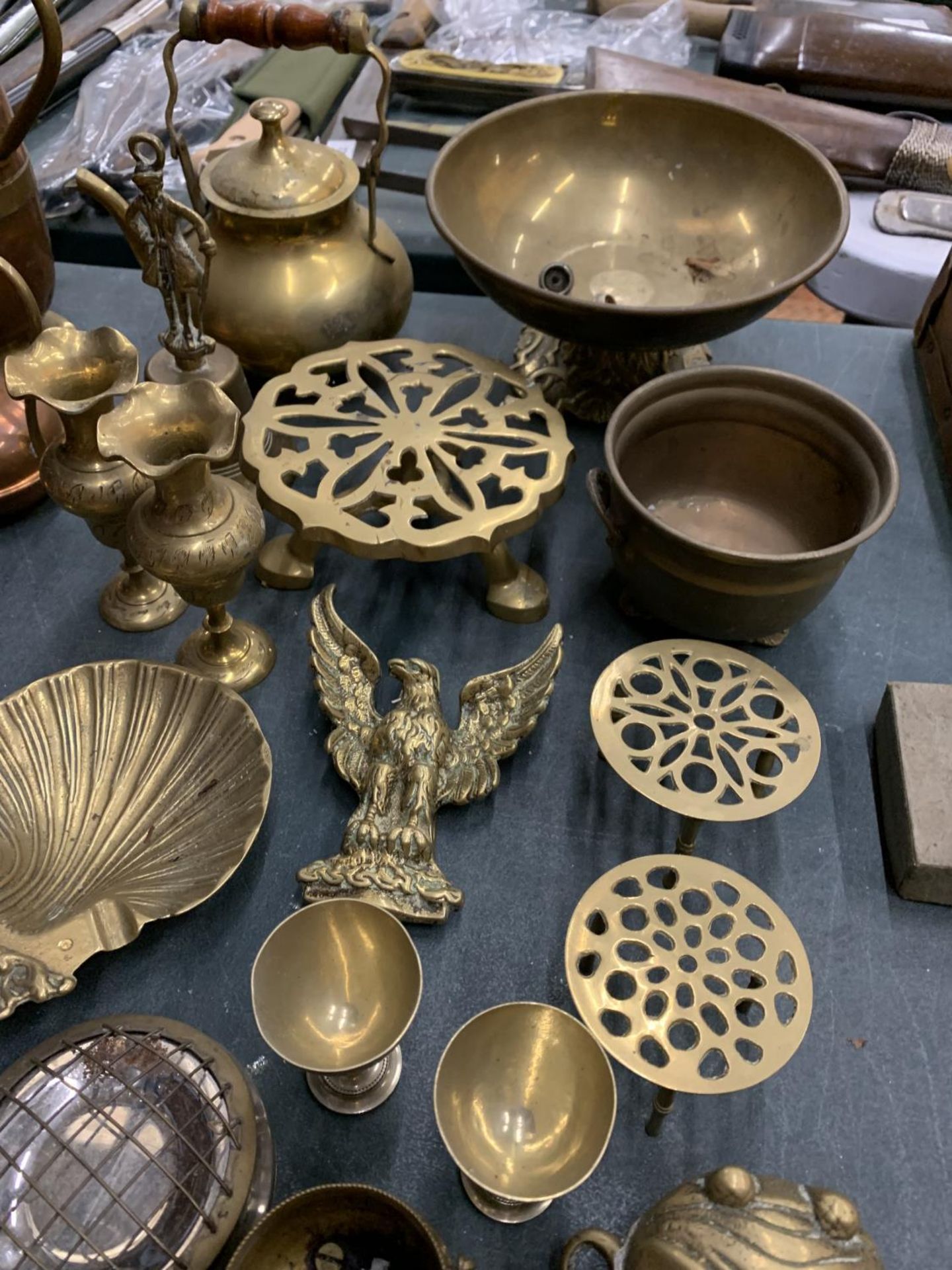 A LARGE COLLECTION OF BRASS AND COPPER WARE TO INCLUDE TRIVETS, BELLS, BOWLS, HORSE BRASSES ETC. - Image 5 of 7