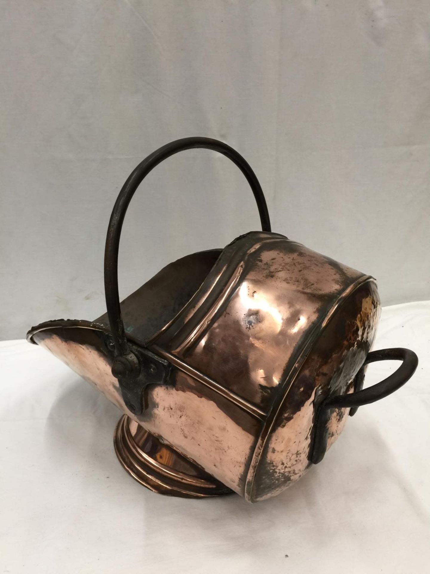 A LARGE VINTAGE COPPER COAL SCUTTLE - Image 4 of 5