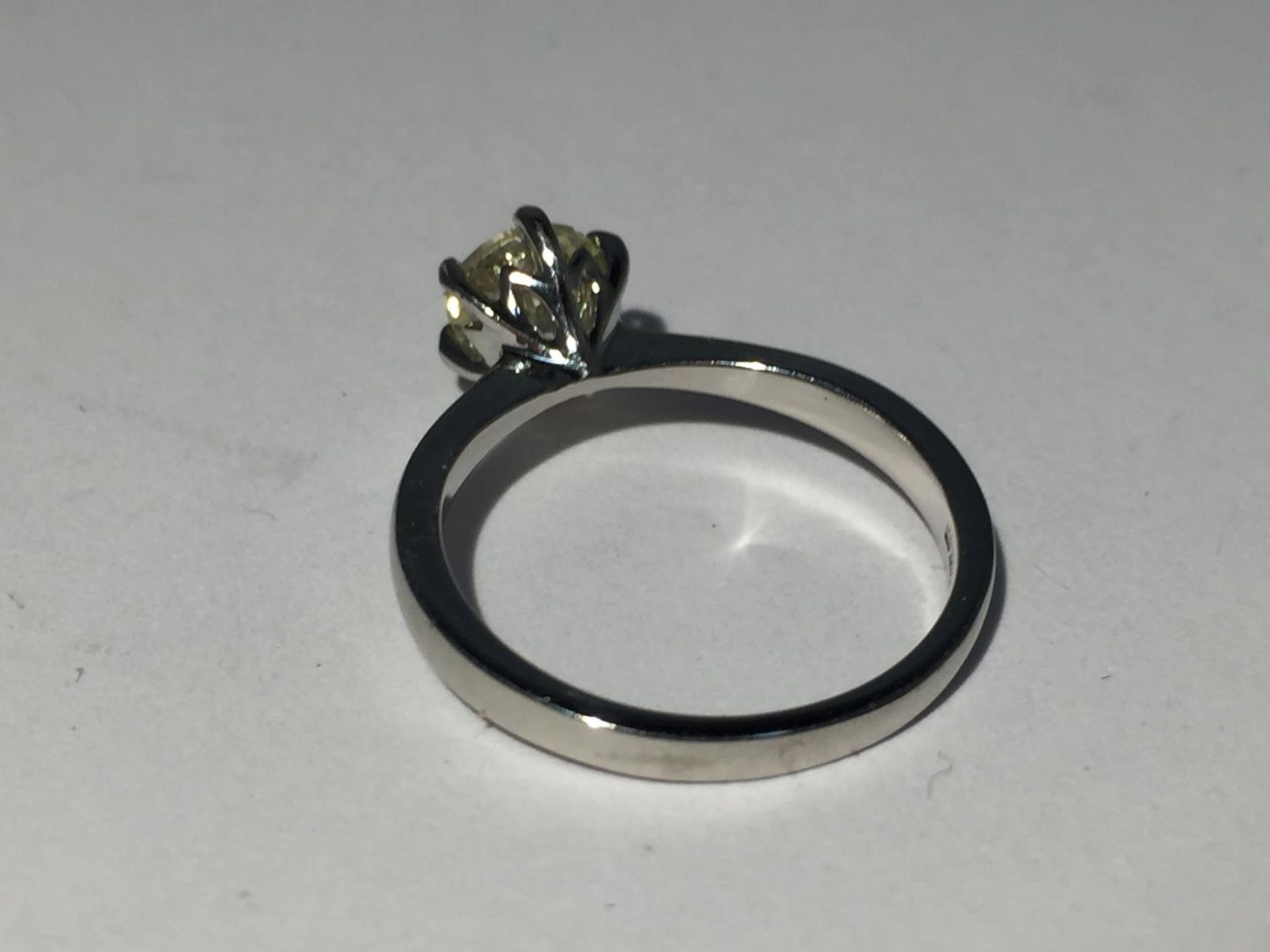 A PLATINIUM RING WITH A DIAMOND SOLITAIRE I CARAT SI1 K COLOUR SIZE M/N IN A PRESENTATION BOX - Image 5 of 7