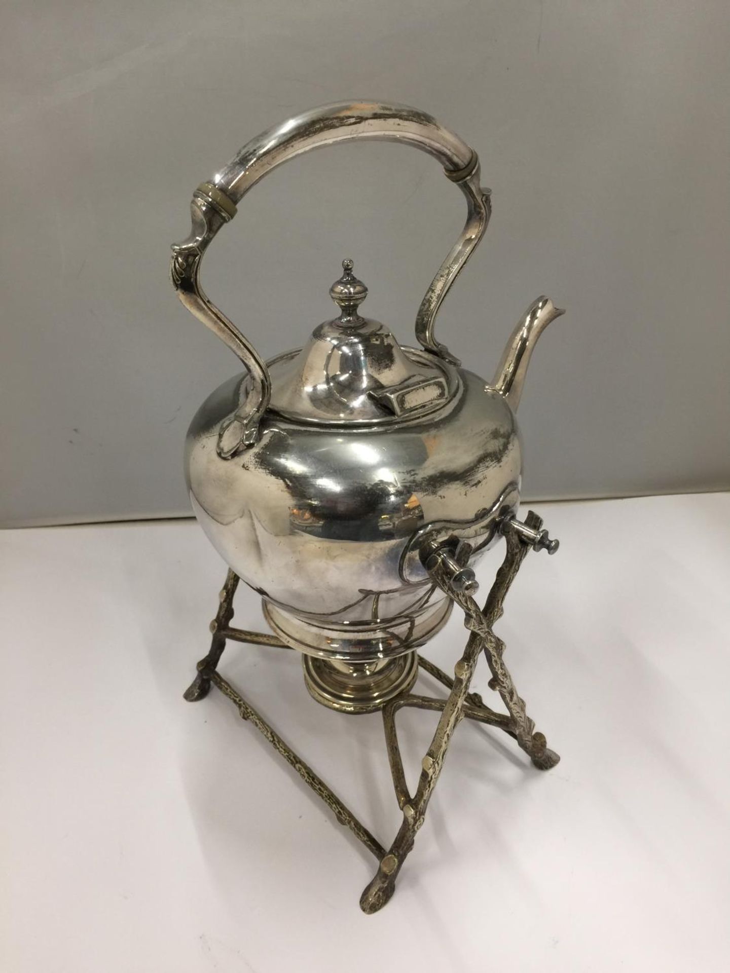 A SILVER PLATED KETTLE ON A STAND WITH SPIRIT BURNER - Image 4 of 5