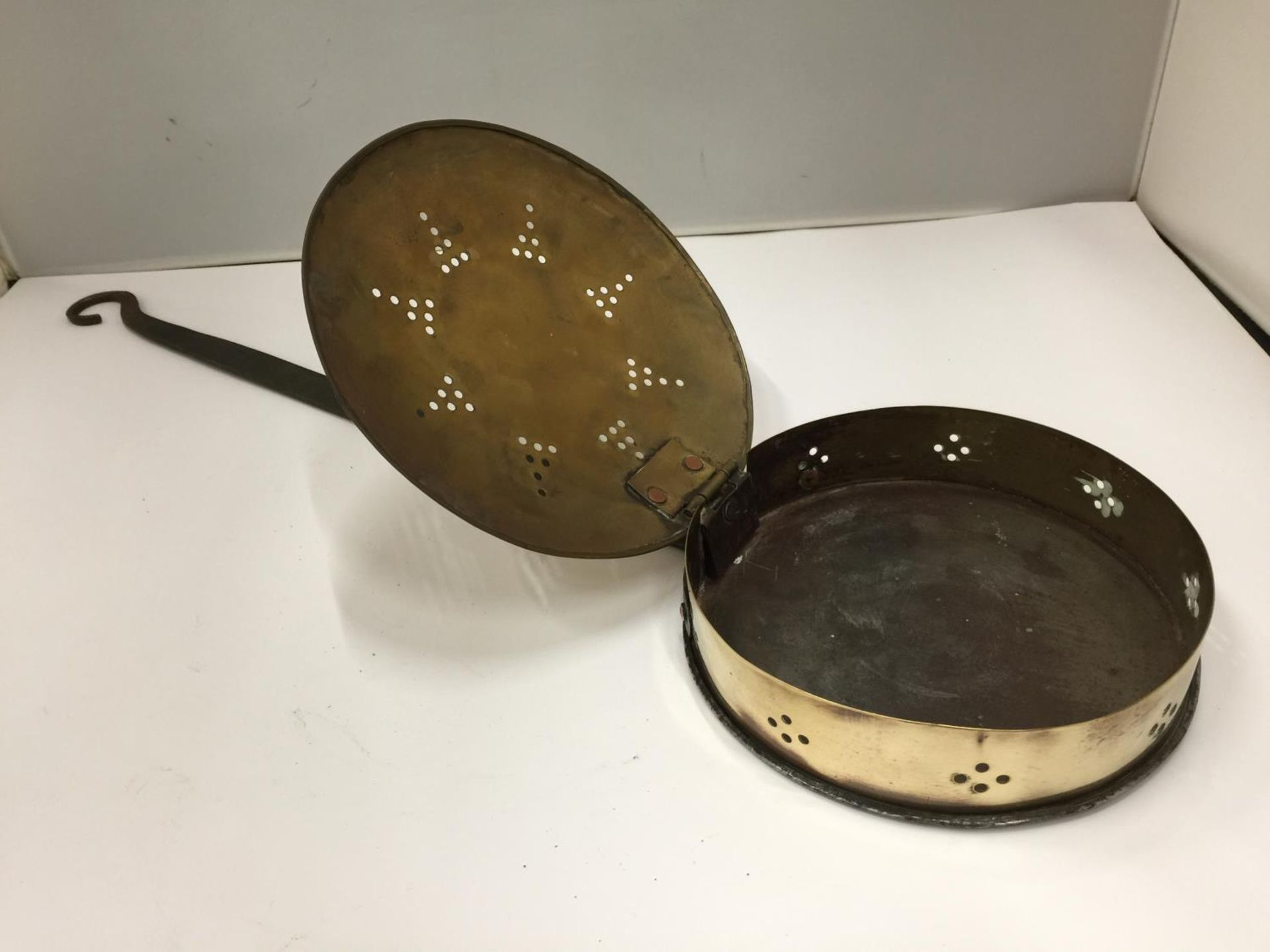 A BRASS CHESTNUT ROASTING PAN WITH CAST HANDLE - Image 5 of 5