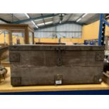 A WOOD AND METAL STORAGE TRUNK (62CM X 27CM X 31CM)