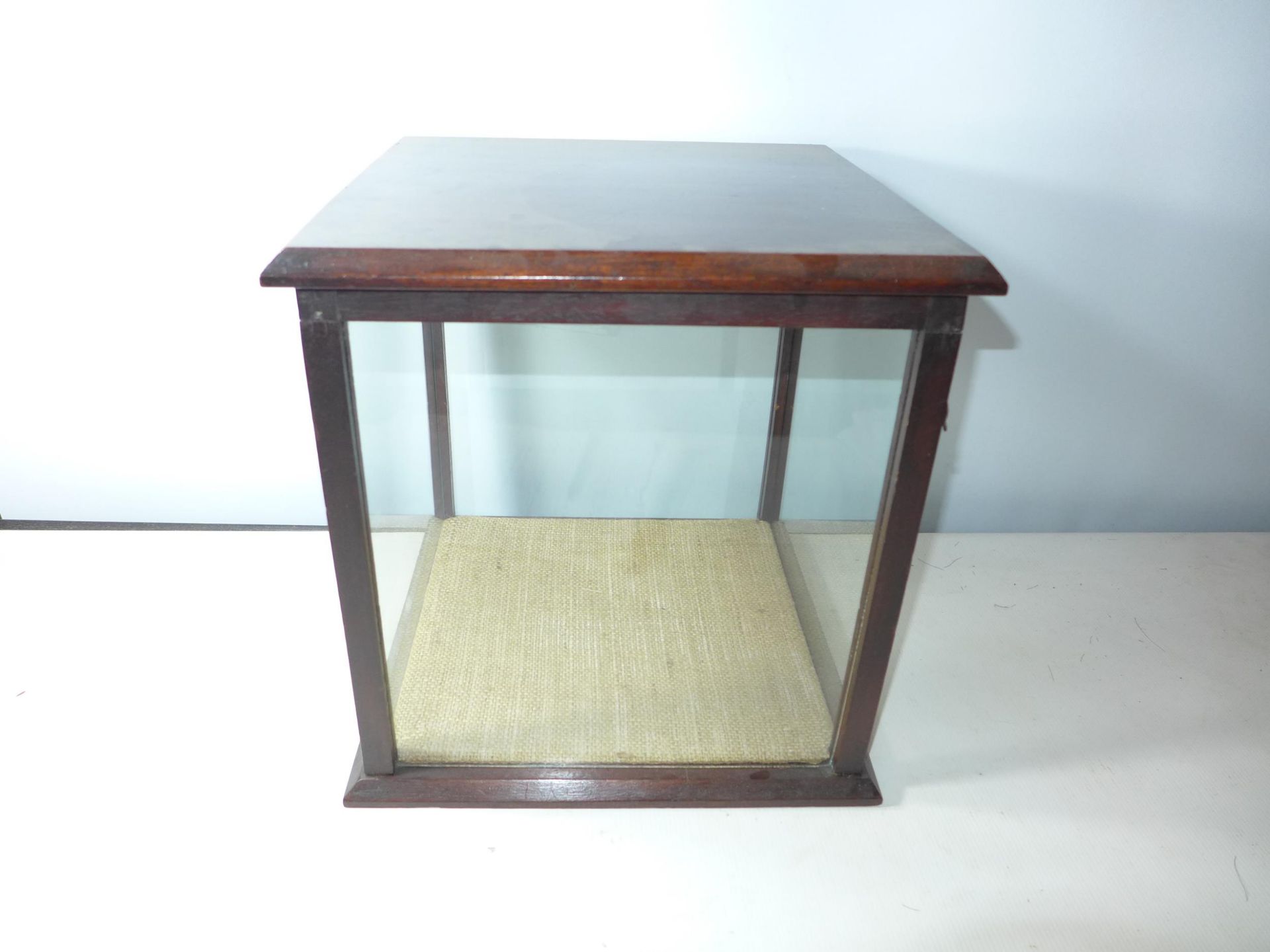 A WOOD GLAZED DISPLAY CASE WITH LIFT UP LID, 33 X 32.5CM, HEIGHT 34.CM