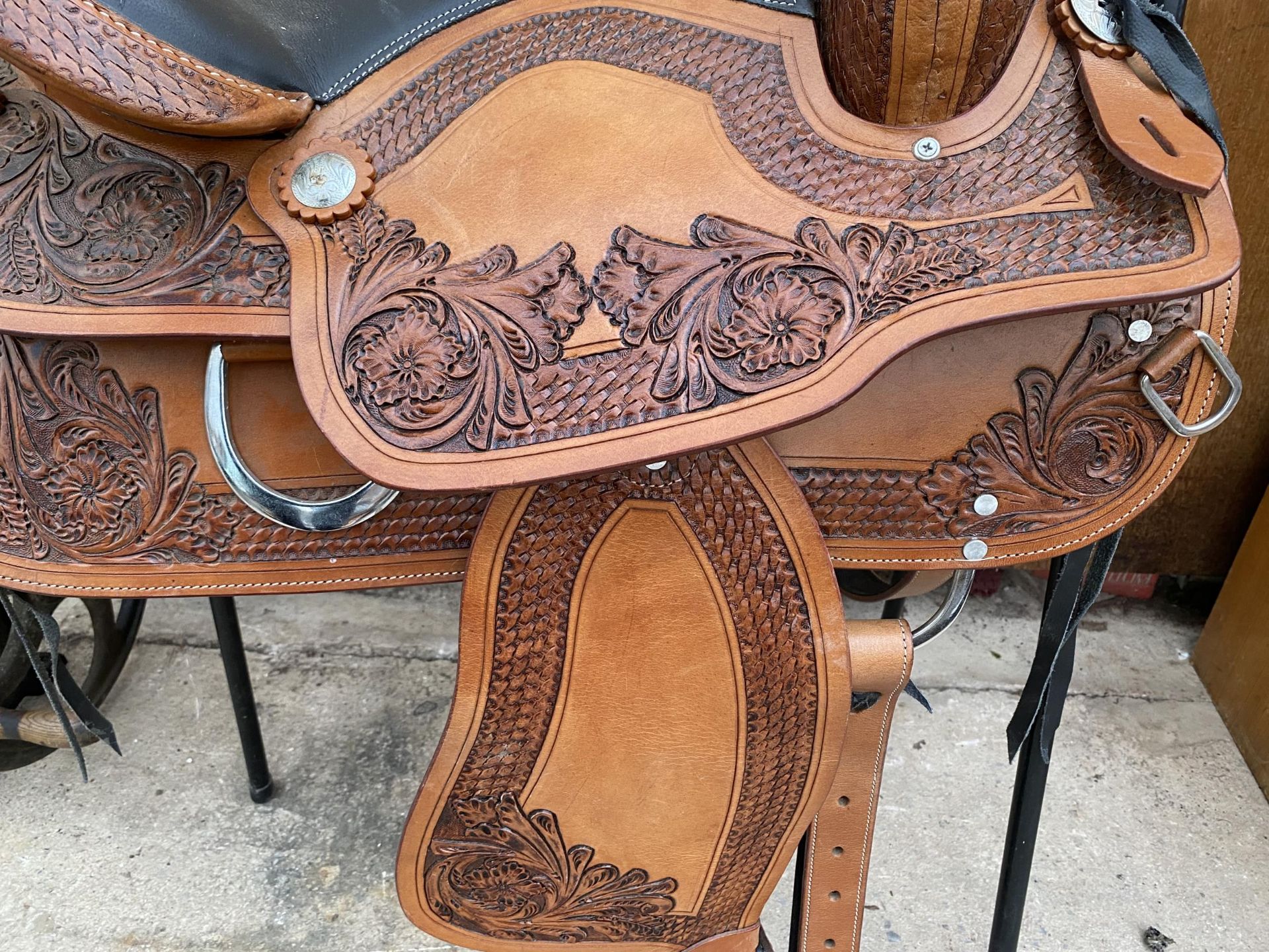 A VINTAGE LEATHER WESTERN HORSE SADDLE (SADDLE RACK NOT INCLUDED) - Image 5 of 8