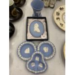 FIVE PIECES OF WEDGEWOOD JASPERWARE TO INLCUDE A PLAQUE, TRINKET DISHES AND A BUD VASE