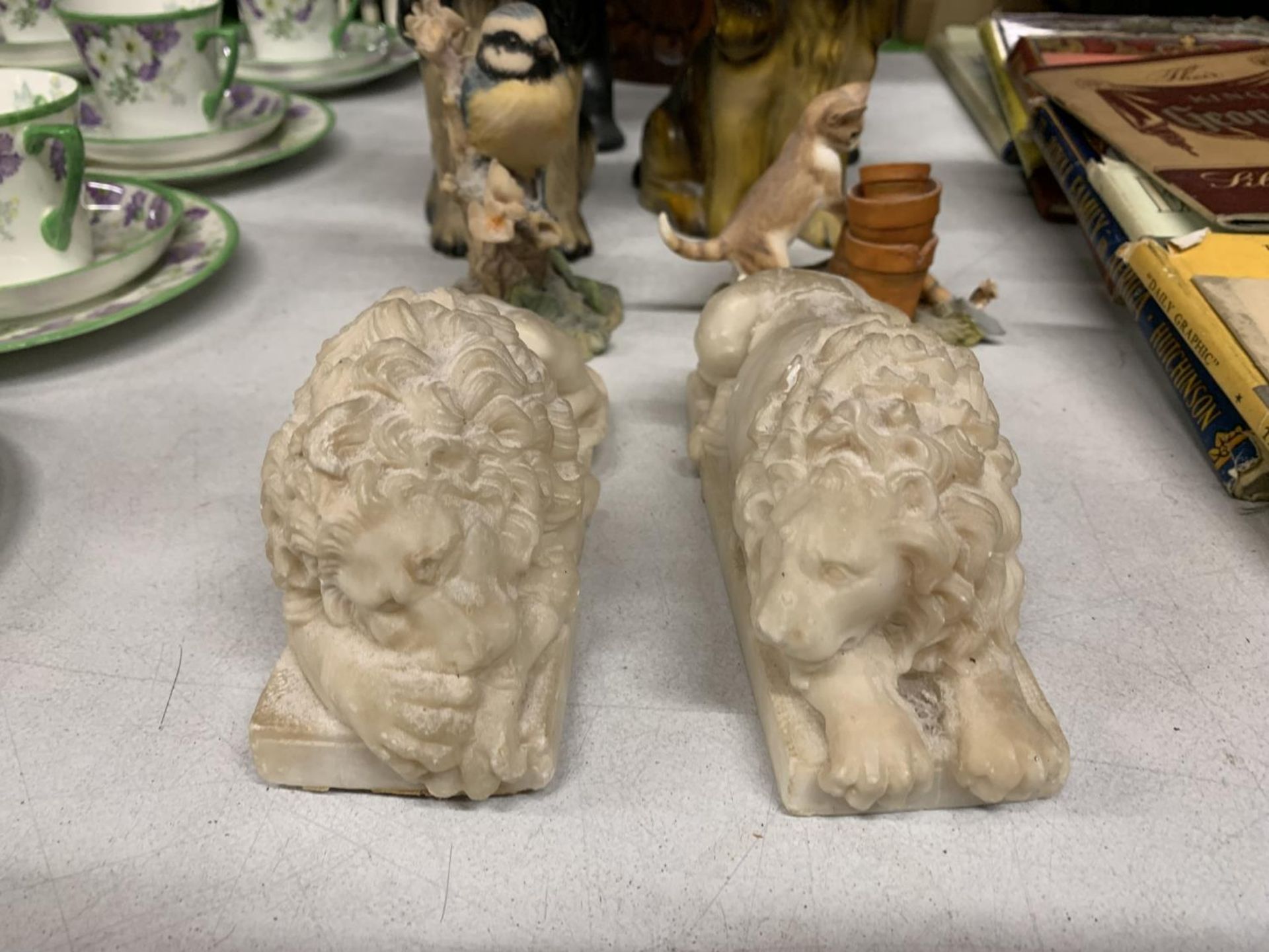 A QUANTITY OF CERAMICS TO INCLUDE DOGS, MARBLE STYLE LIONS, ELEPHANT PLANTERS CARVED TREEN BRUSH - Image 4 of 4