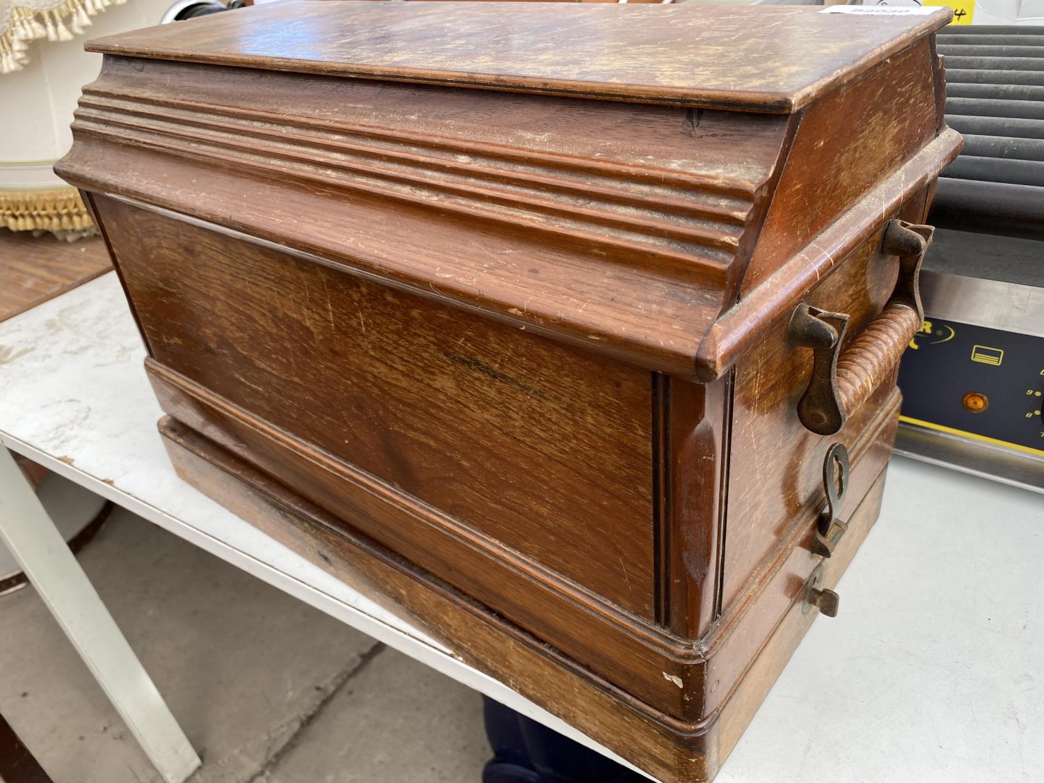 A VINTAGE SINGER SEWING MACHINE WITH WOODEN CARRY CASE - Image 7 of 7