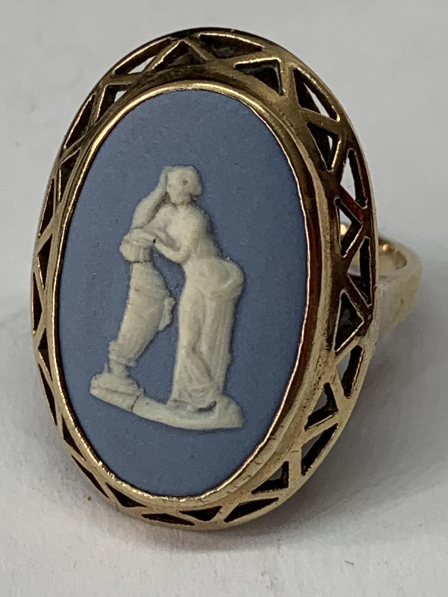 A 9 CARAT GOLD WEDGEWOOD JASPERWARE RING SIZE K/L IN A PRESENTATION BOX